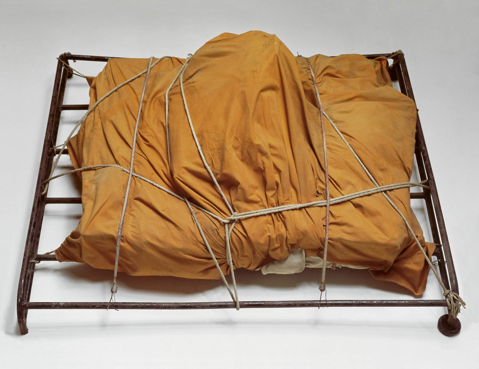 Christo, Package on a Luggage Rack (1962; tarpaulin, fabric, rope, bungee cord, and metal luggage rack, 63.2 x 149.9 x 107 cm). Property of the Christo and Jeanne-Claude Foundation. Photo: Eeva-Inkeri &copy; 1962 Christo and Jeanne-Claude Foundation.