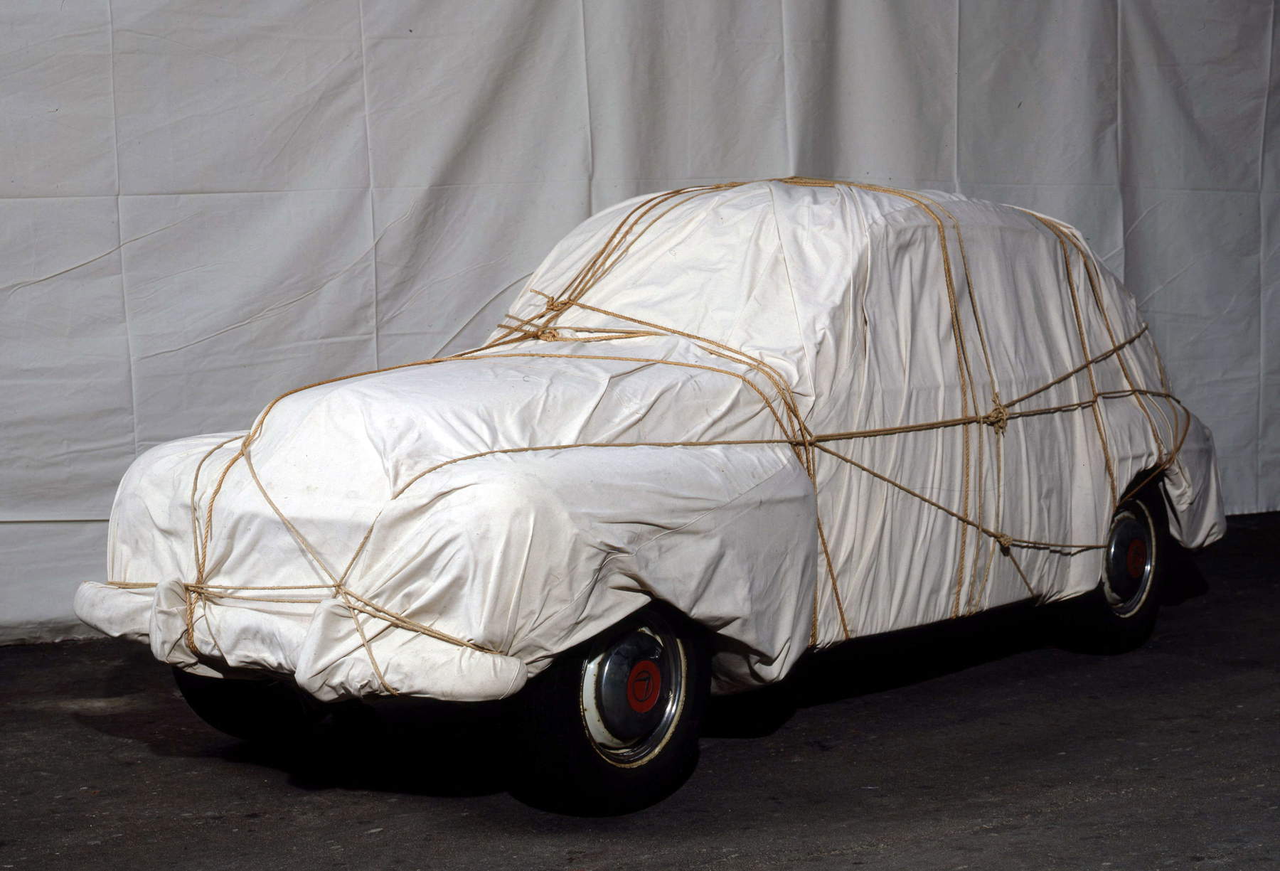 Christo, Wrapped Automobile-Volvo, Model PV-544 (1981; Volvo, Model PV-544, Stoff und Seil, 152,4 x 154,9 x 434,3 cm) &copy; Christo and Jeanne-Claude Foundation. Foto: Wolfgang Volz. Mit freundlicher Genehmigung der Christo and Jeanne-Claude Foundation und Gagosian