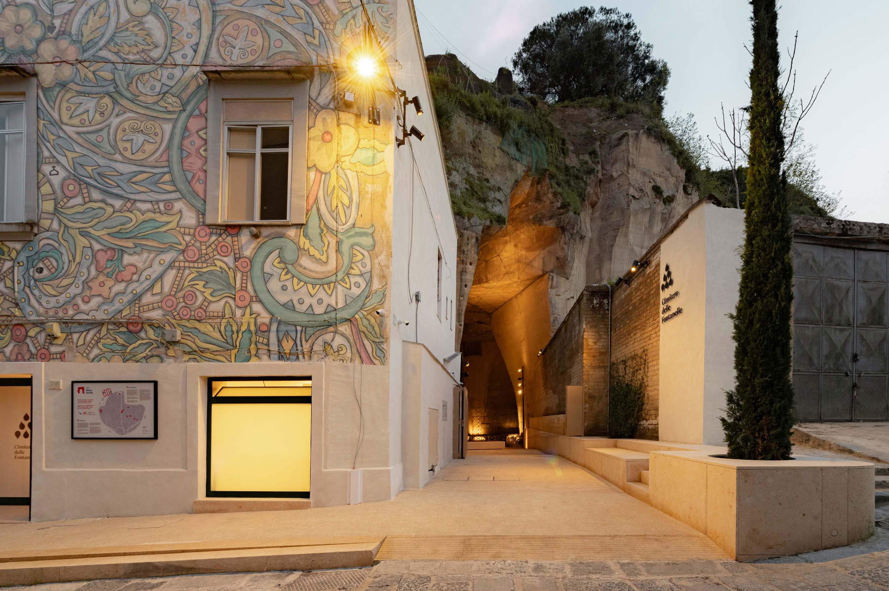 Il Cimitero&nbsp;delle&nbsp;Fontanelle illuminato dalla luce di iGuzzini. Foto: Alessandro Lana