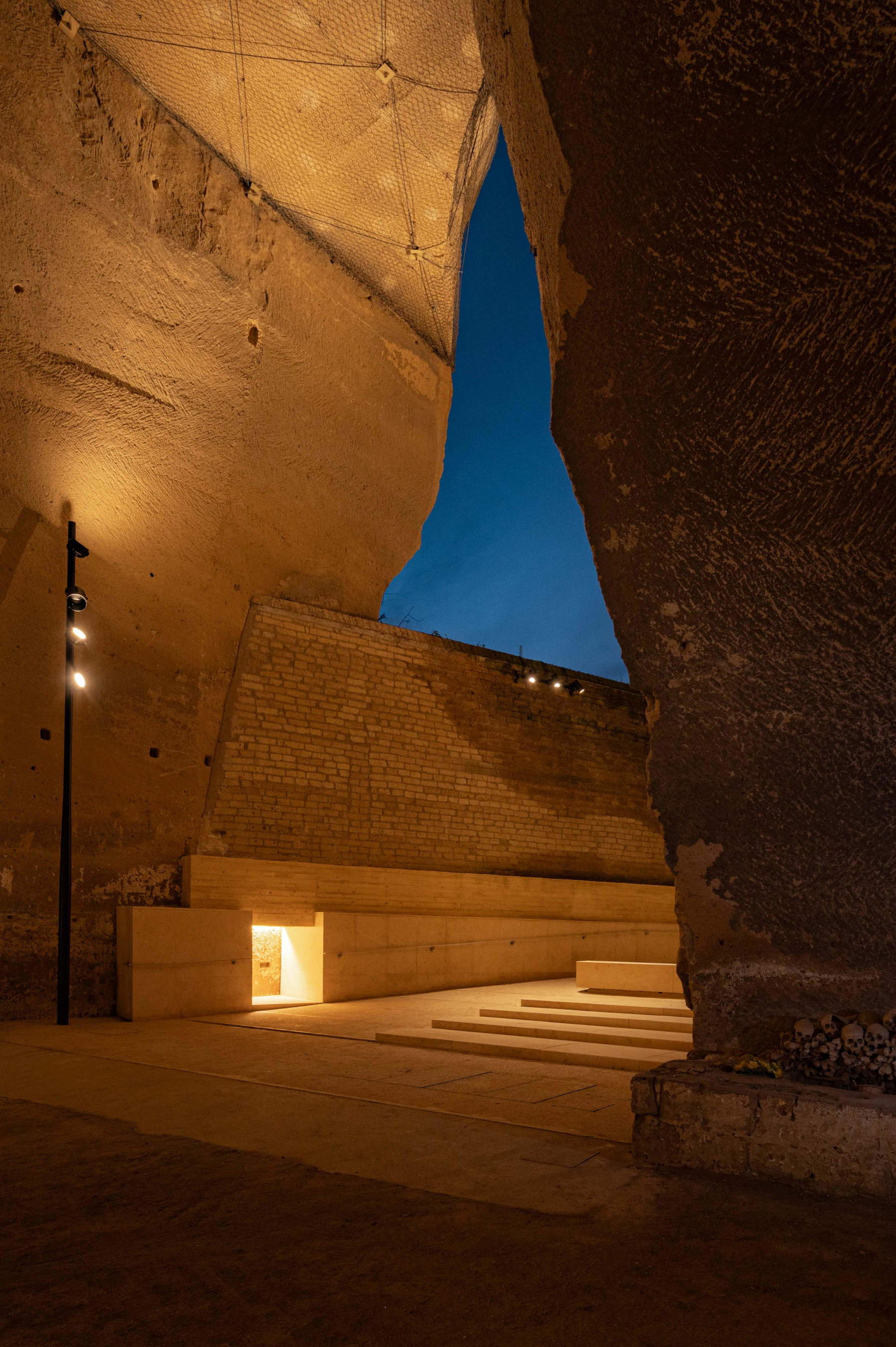 Il Cimitero&nbsp;delle&nbsp;Fontanelle illuminato dalla luce di iGuzzini. Foto: Alessandro Lana