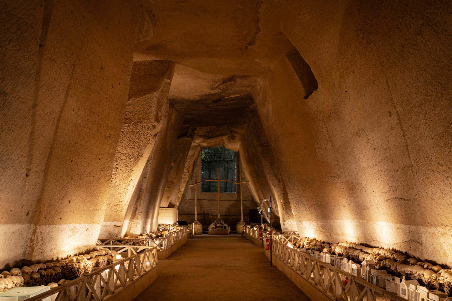 Il Cimitero&nbsp;delle&nbsp;Fontanelle illuminato dalla luce di iGuzzini. Foto: Alessandro Lana