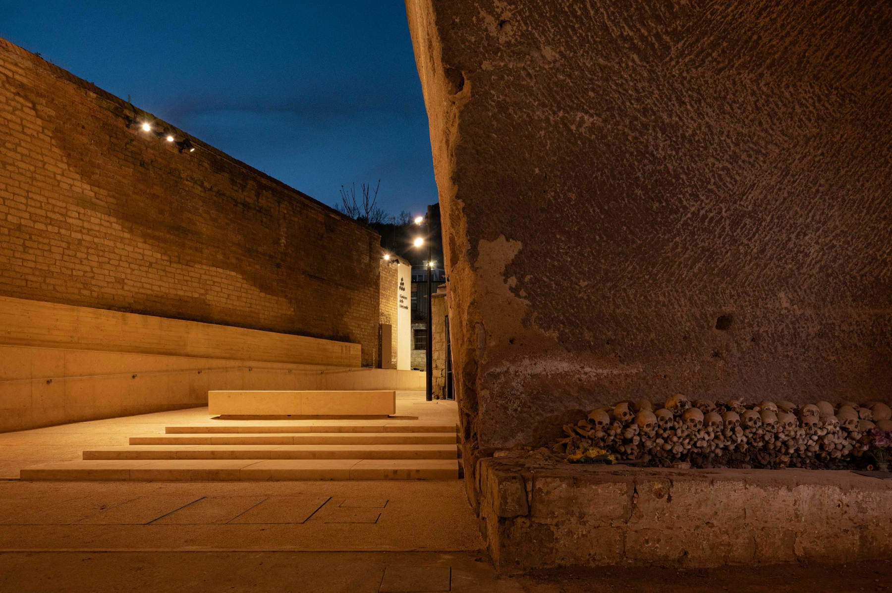 Il Cimitero&nbsp;delle&nbsp;Fontanelle illuminato dalla luce di iGuzzini. Foto: Alessandro Lana
