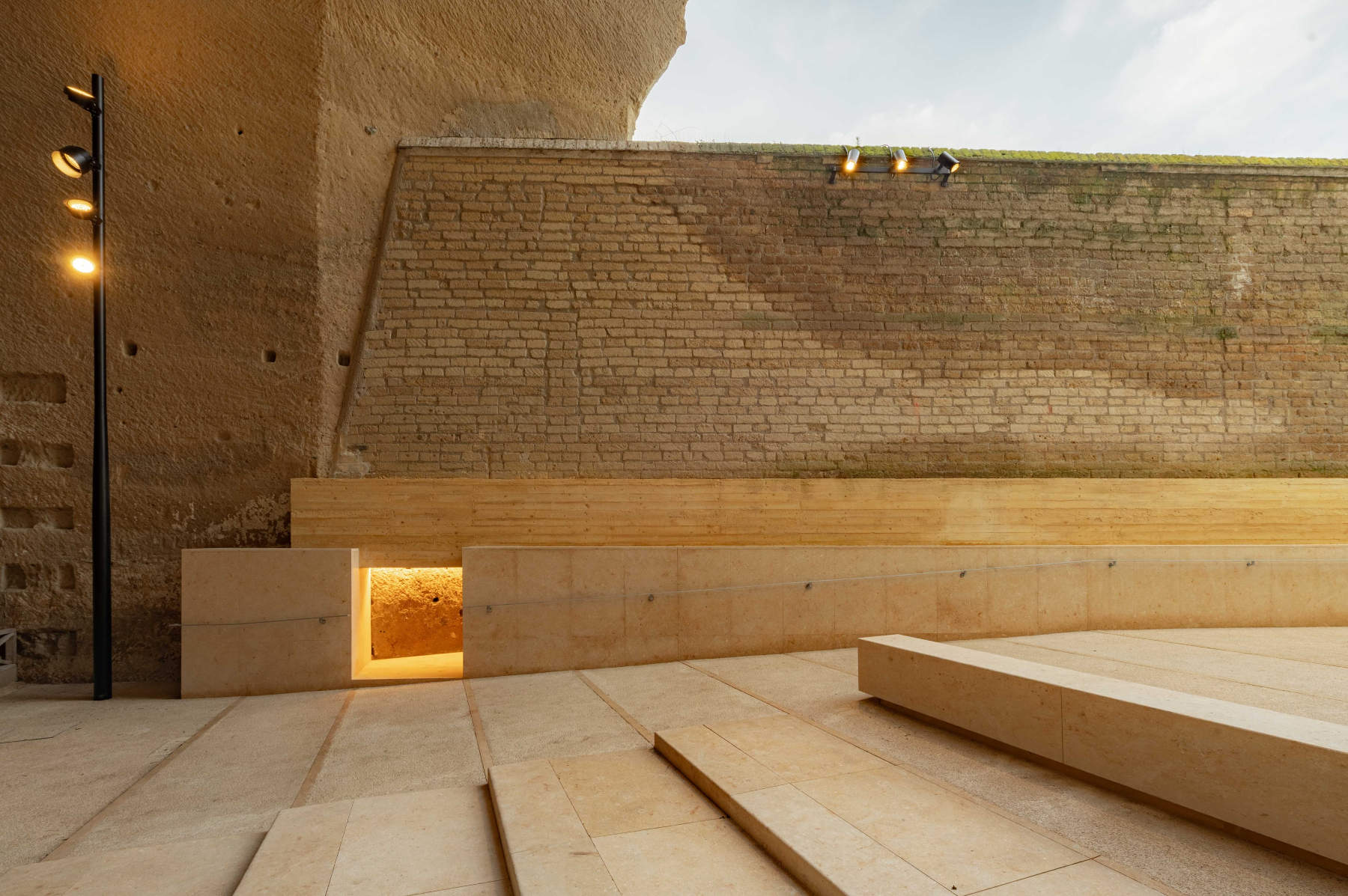 Il Cimitero&nbsp;delle&nbsp;Fontanelle illuminato dalla luce di iGuzzini. Foto: Alessandro Lana