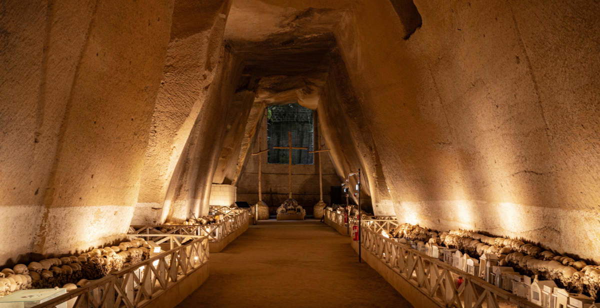 Neapel: Die Beleuchtung von iGuzzini begleitet die Wiedereröffnung des Friedhofs „Cimitero delle Fontanelle“