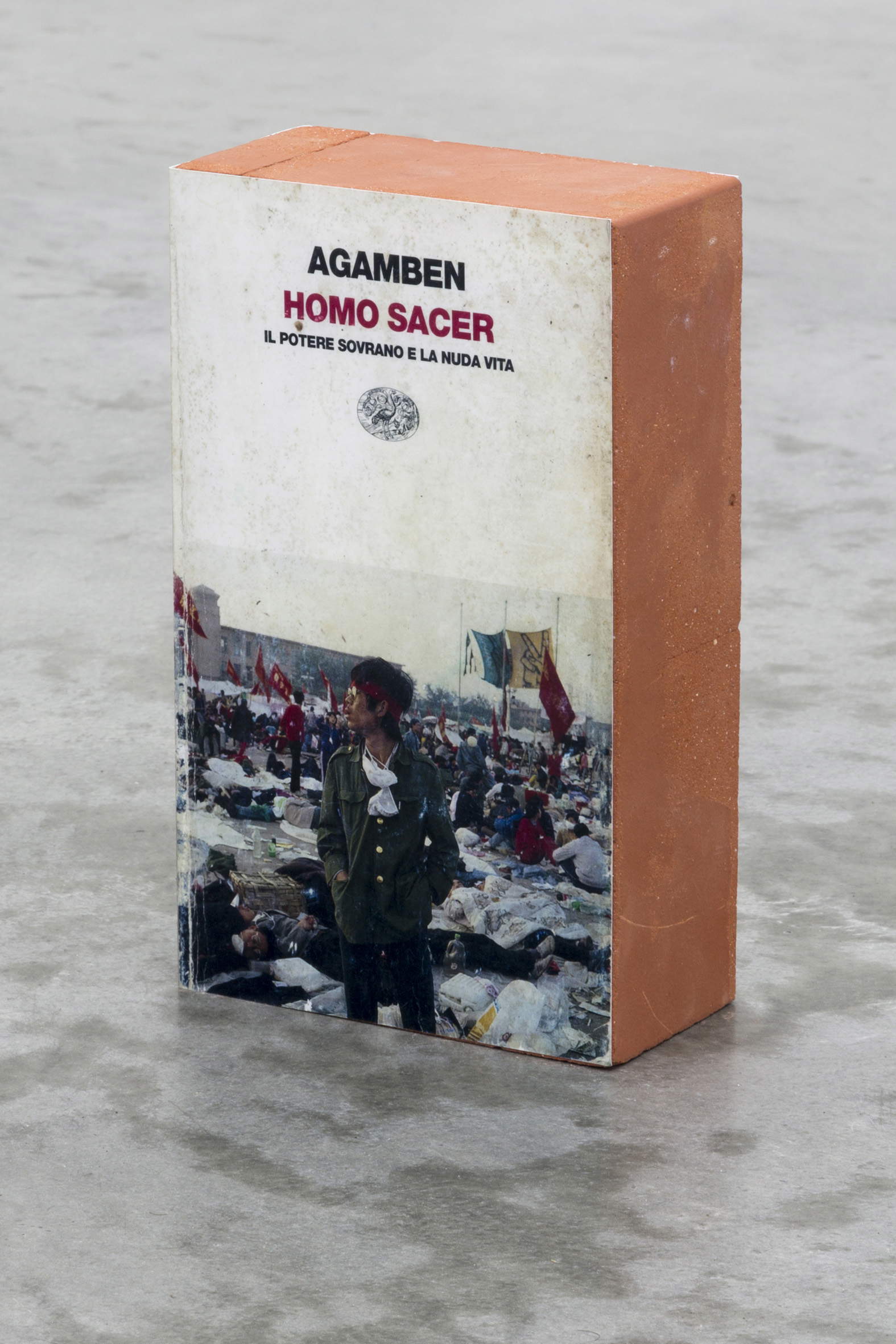 Claire Fontaine, Homo Sacer brickbat (2007; Ziegelstein, Ziegelsteinfragmente, archivierter Digitaldruck und optionales Gummiband, 19,1 x 11,5 x 5,5 cm). Foto: Studio Claire Fontaine &copy; Studio Claire Fontaine, mit freundlicher Genehmigung von Claire Fontaine