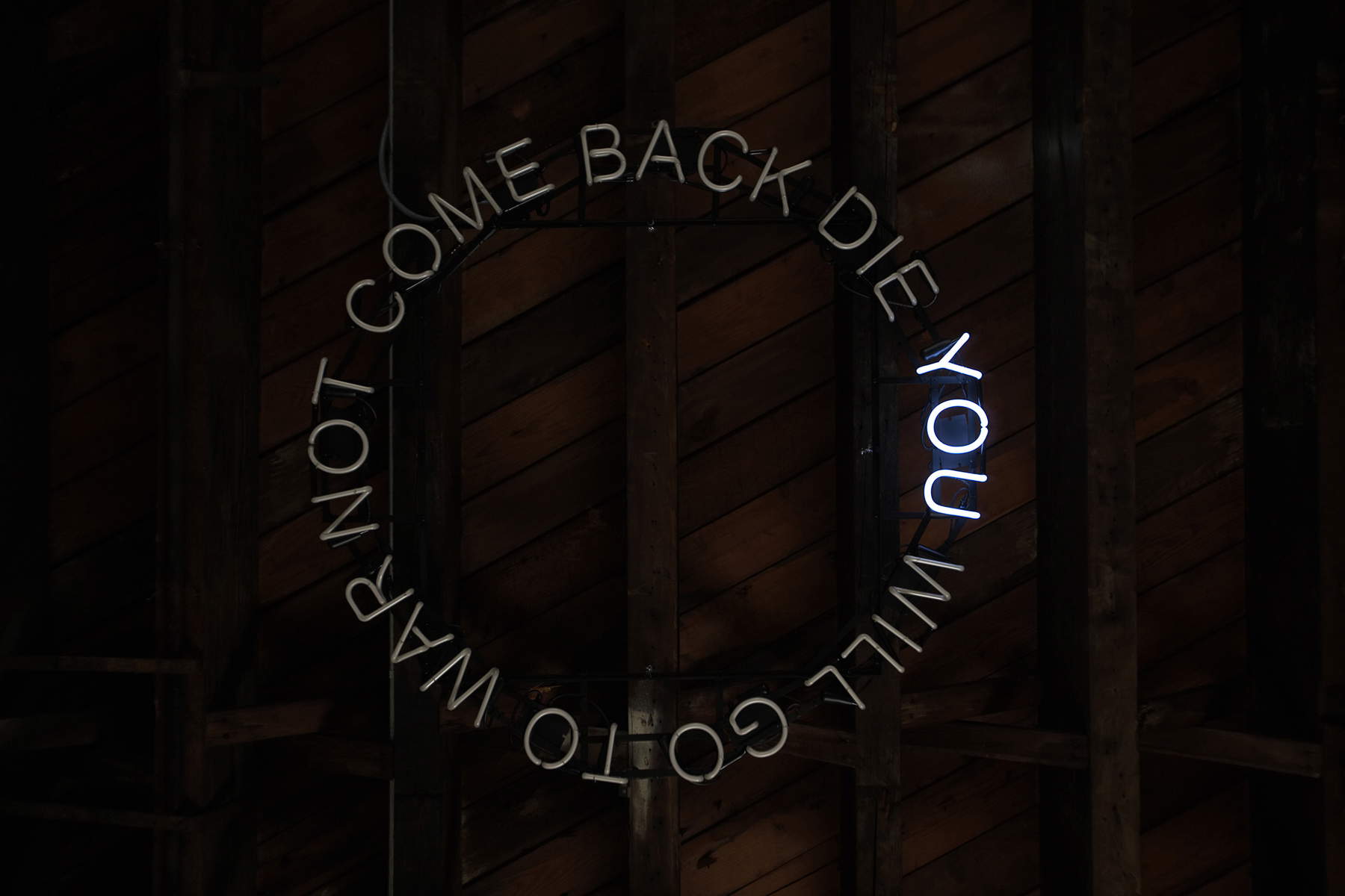 Claire Fontaine, Ibis redibis non morieris in bello (2006; an der Wand montiertes Neon, Transformator, Struktur, elektronischer Sequenzer und Verkabelung, 120 x 120 x 7 cm). Foto: Reena Spaulings Fine Art &copy; Claire Fontaine, mit freundlicher Genehmigung von Claire Fontaine und Reena Spaulings Fine Art