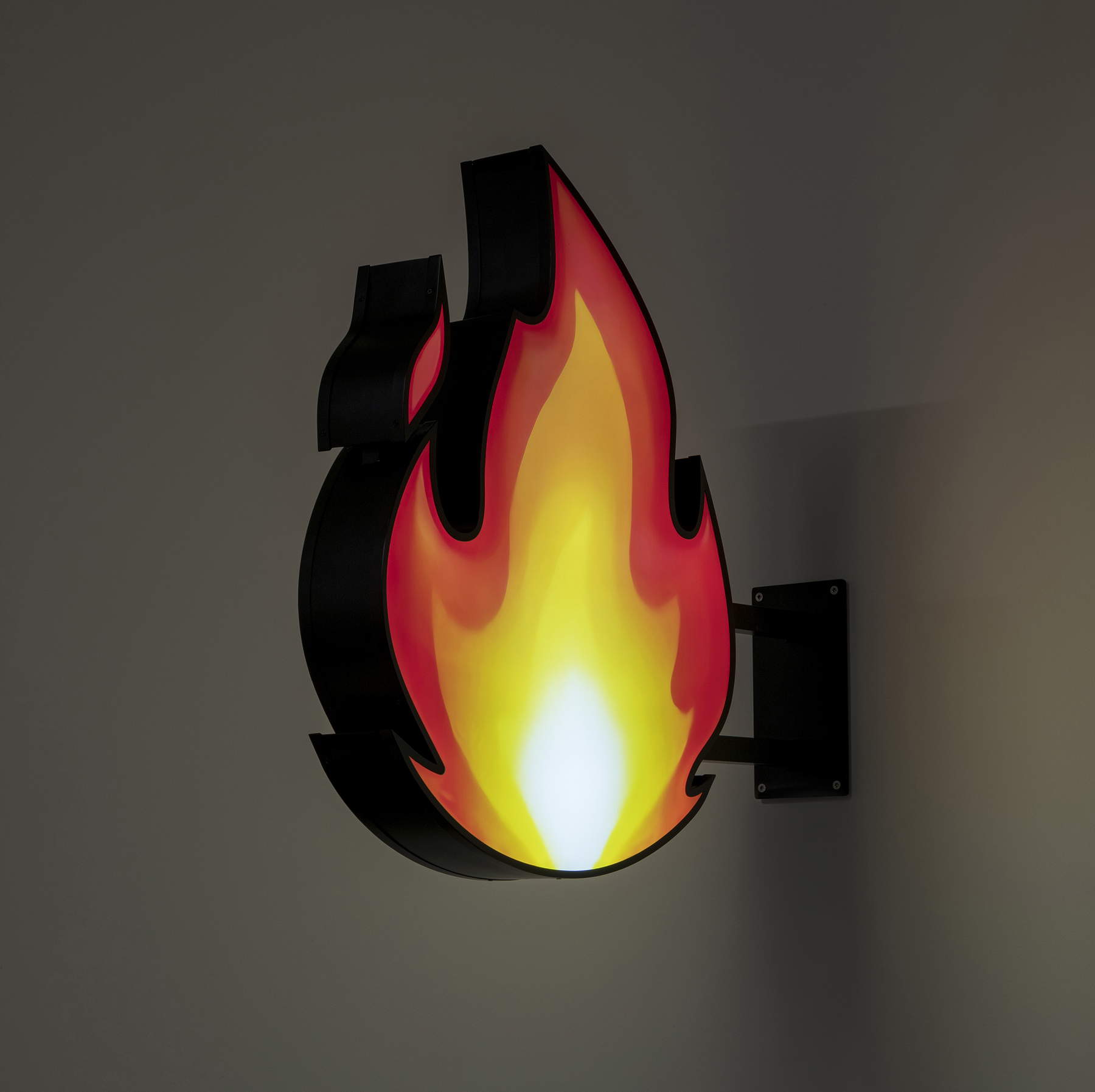 Claire Fontaine, On fire (2023; doppelseitiger LED-Leuchtkasten, Transformator und Dimmschalter, 100 x 77 x 12 cm). Foto: Claire Fontaine &copy; Studio Claire Fontaine, mit freundlicher Genehmigung von Claire Fontaine