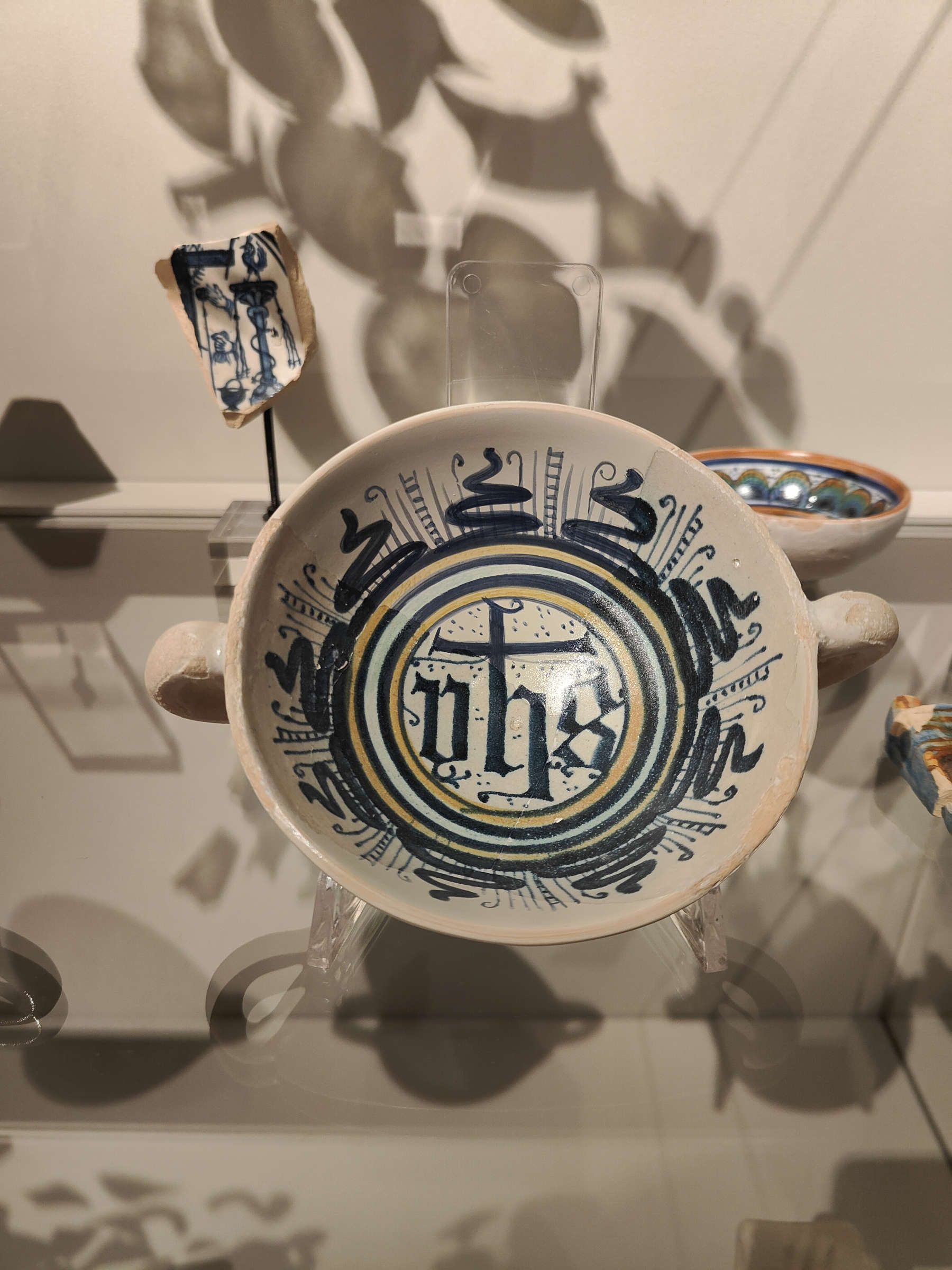 Zweiseitig verzierte Schale mit Christusmonogramm (Urbino, Ende des 15. Jahrhunderts)