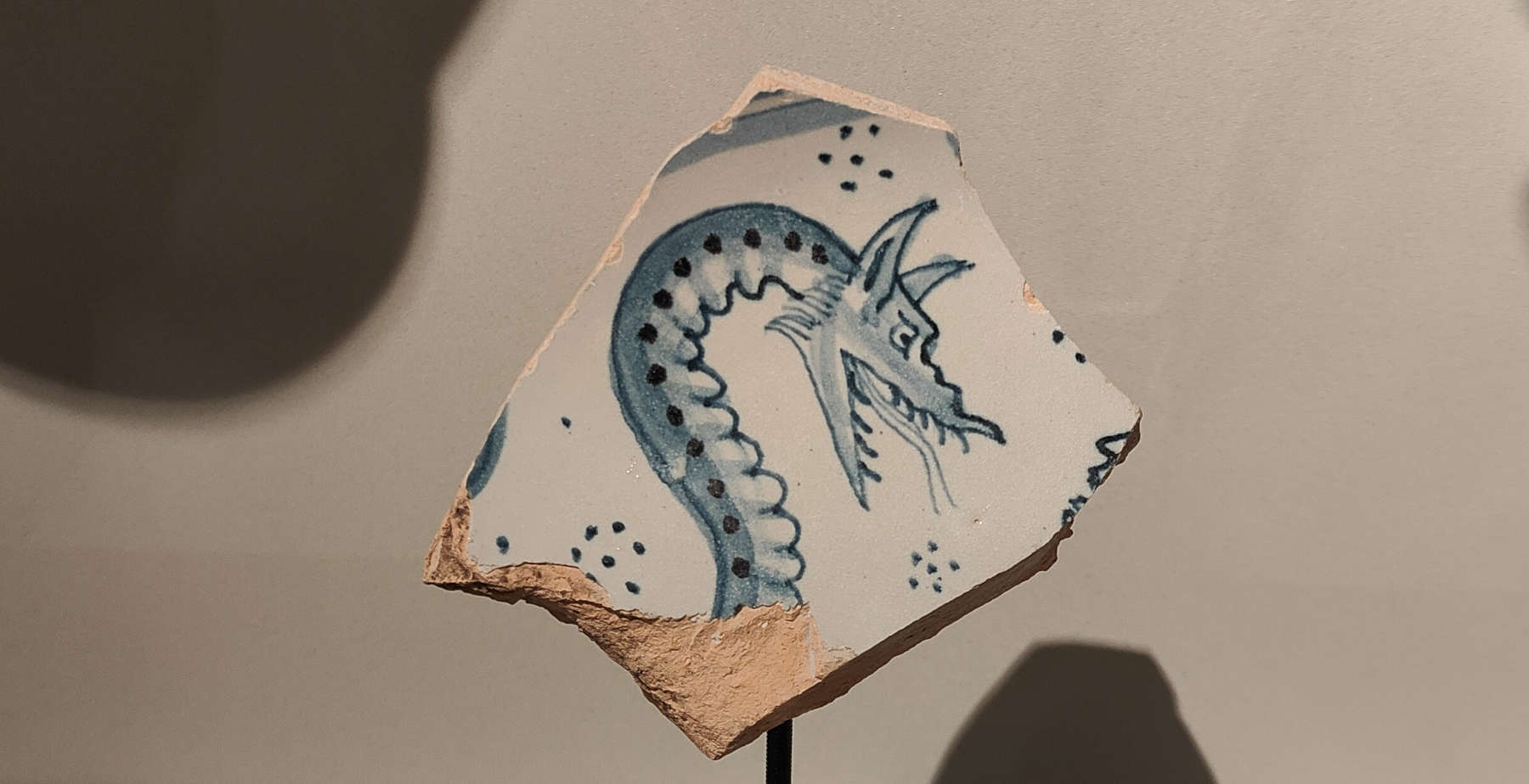 Neue Majolika-Kacheln aus der Renaissance, die von der Nationalgalerie der Marken erworben wurden
