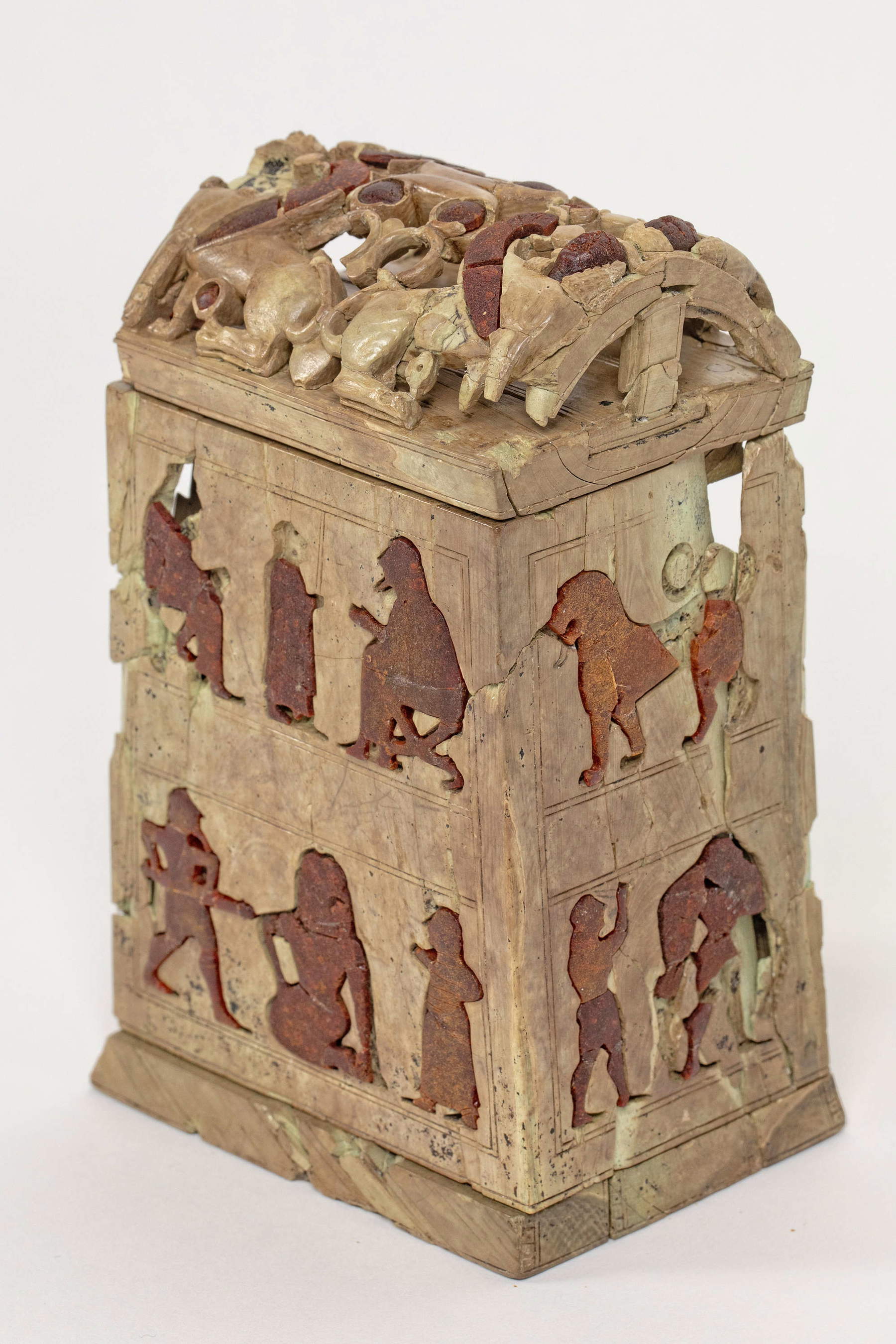 Schatulle mit figürlichen Einlagen aus Belmonte Piceno (6. Jahrhundert v. Chr. – 560–540 v. Chr.; Intarsien aus Elfenbein und figürliche Einlagen aus Bernstein mit Metallfolie, 15,7 × 10 × 6,7 cm; Ancona, Archäologisches Nationalmuseum der Marken). &copy; Ancona, Oberaufsicht für Archäologie, Bildende Künste und Landschaft der Provinzen Ascoli Piceno, Fermo und Macerata. Foto: Joachim Weidig – Universität Freiburg
