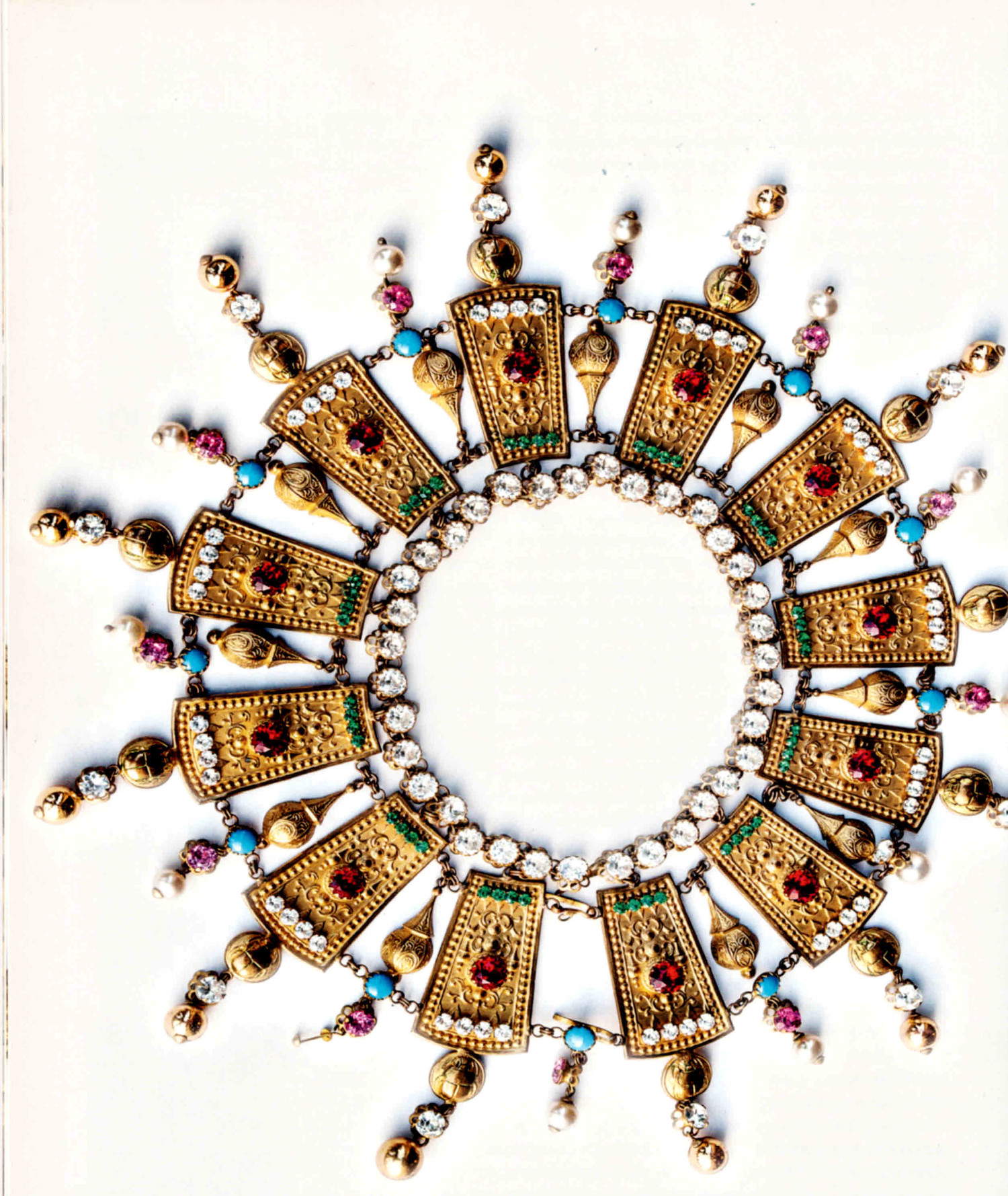Collier de style égyptien ayant appartenu à Maria Callas (1923-1977), Trissino (VI), Archives de la Fondazione Progetto Marzotto. Photo : Corbella Archive, Ph. Michele Zanin