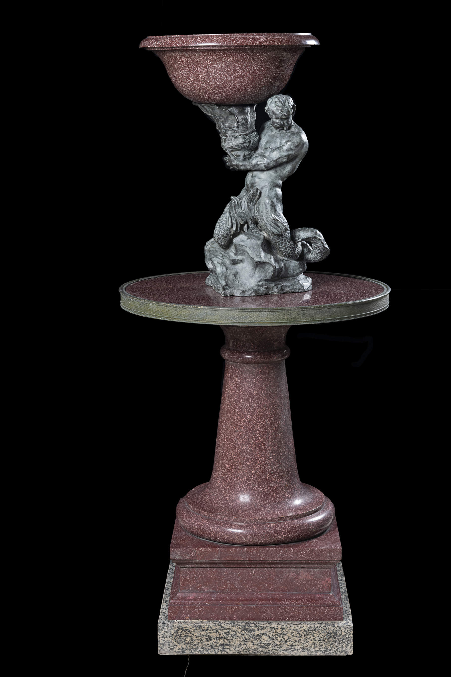 Table ronde avec un triton tenant une tasse (porphyre rouge d'Égypte pour la table et la tasse ; granit gris pour le socle ; bronze pour le triton) &copy; Fondation Torlonia. Photo : Lorenzo De Masi