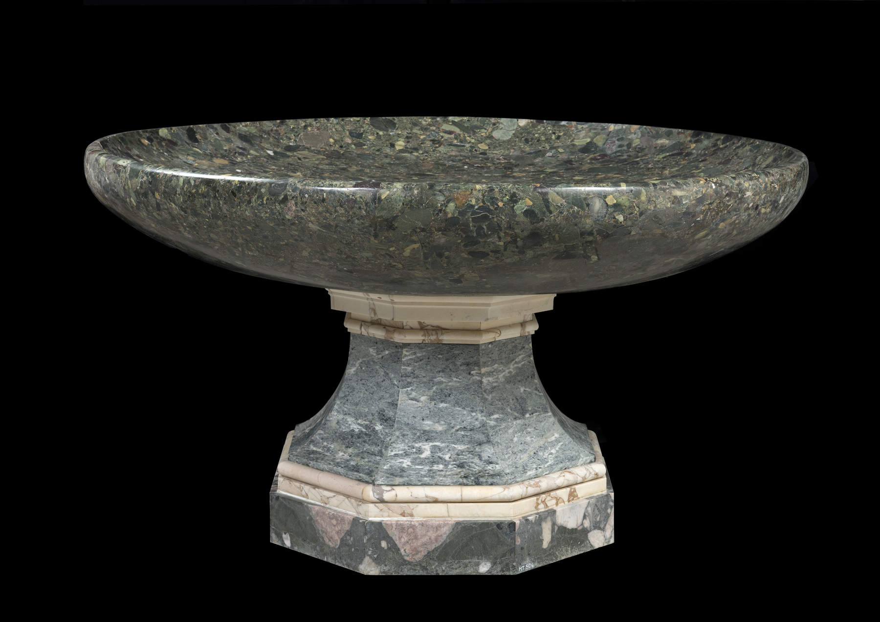 Vase en brèche verte d'Égypte sur un pied moderne, dit « Tasse des Médicis » (albâtre oriental pour la partie supérieure ; brèche de Tranquillina pour le socle) &copy; Fondation Torlonia. Photo : Lorenzo de Masi