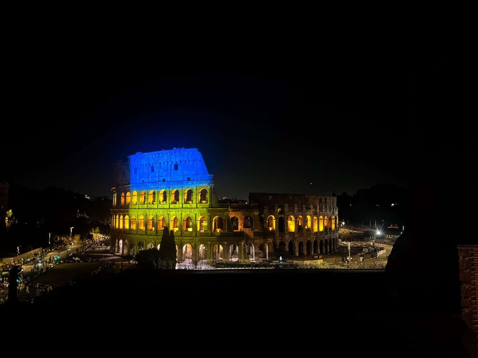 El Coliseo iluminado con los colores de Ucrania. Foto: Ministerio de Cultura