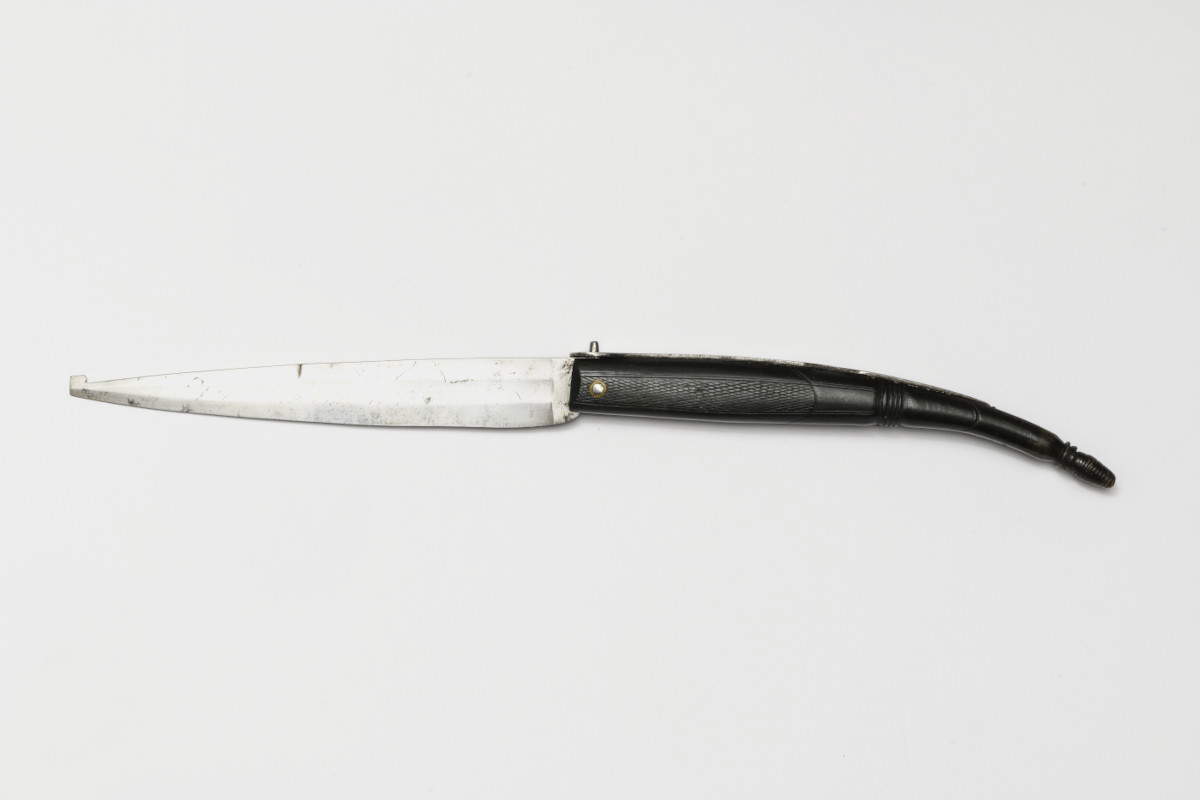 Roman knife (19th century, black horn; Rome, Franco Russo Collection)