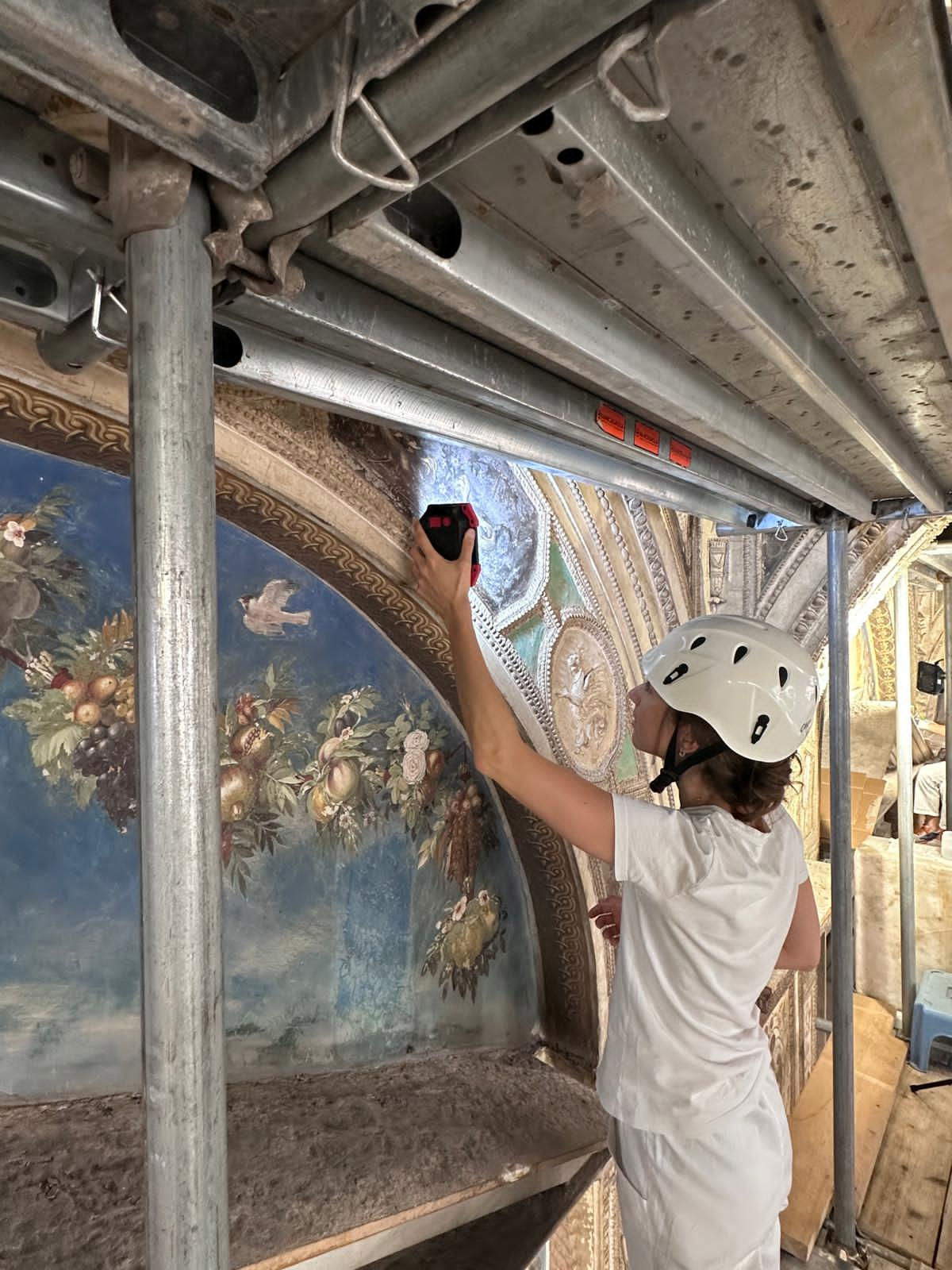 Untersuchung der Abhebungen der Malerei. Foto aus dem Labor für die Restaurierung von Gemälden und Holzobjekten der Vatikanischen Museen, Juni 2026 (Copyright &copy; Governatorato SCV &ndash; Direktion der Museen. Alle Rechte vorbehalten)