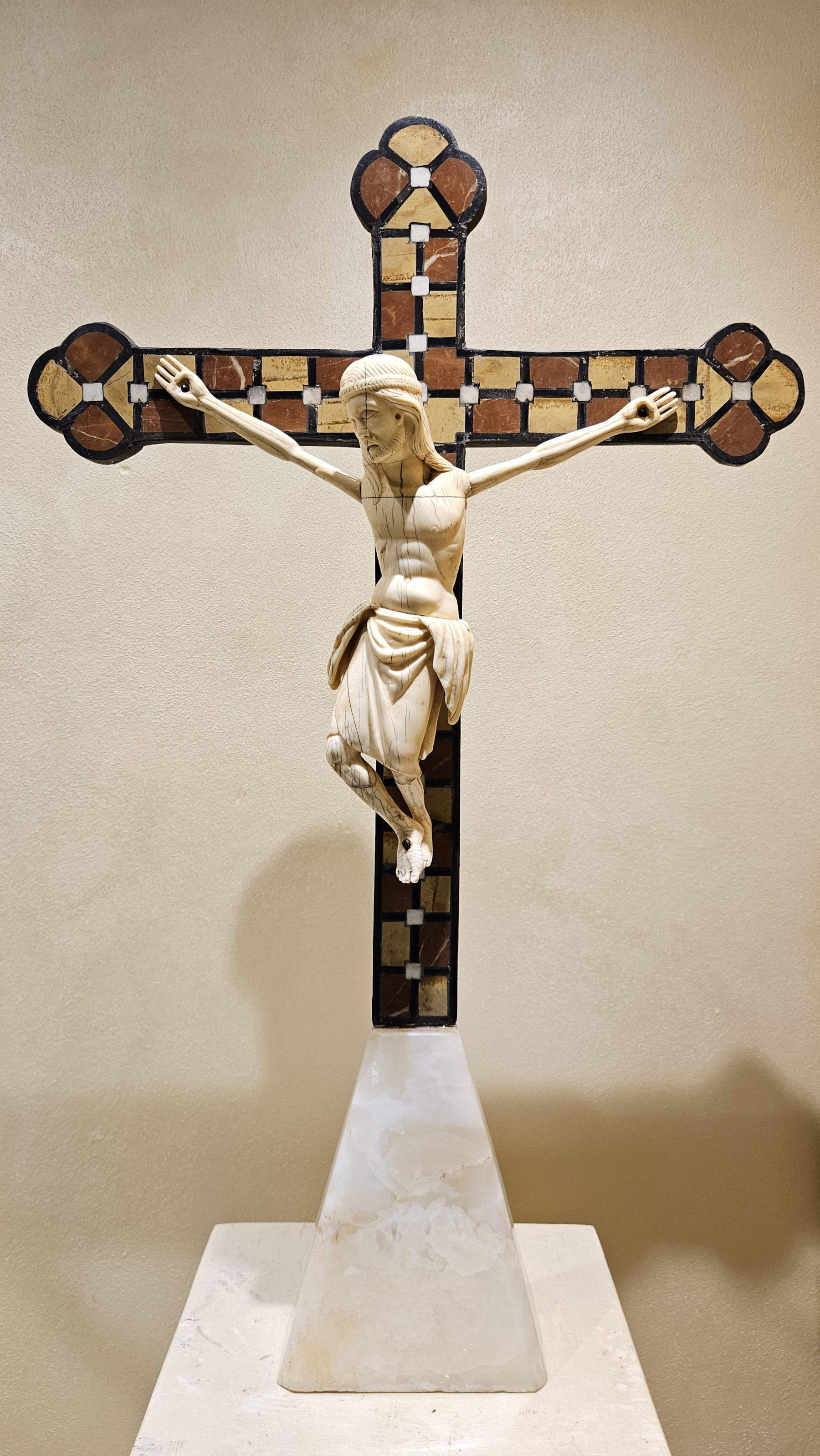 Christ crucifié en ivoire sculpté et gravé (XVe siècle)