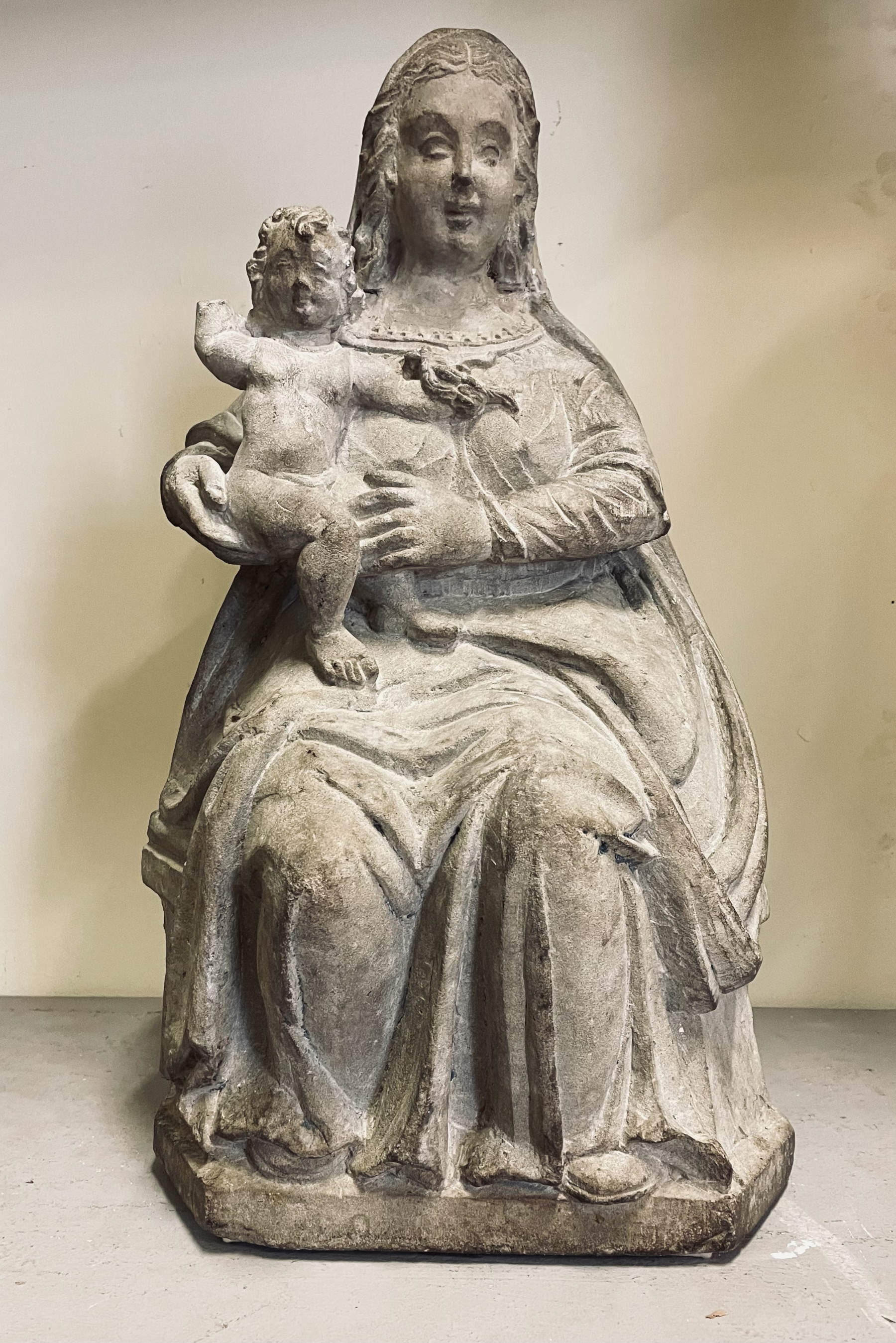 Vierge à l'Enfant (XVIe siècle ; sculpture en rond en pierre de Sarnico)