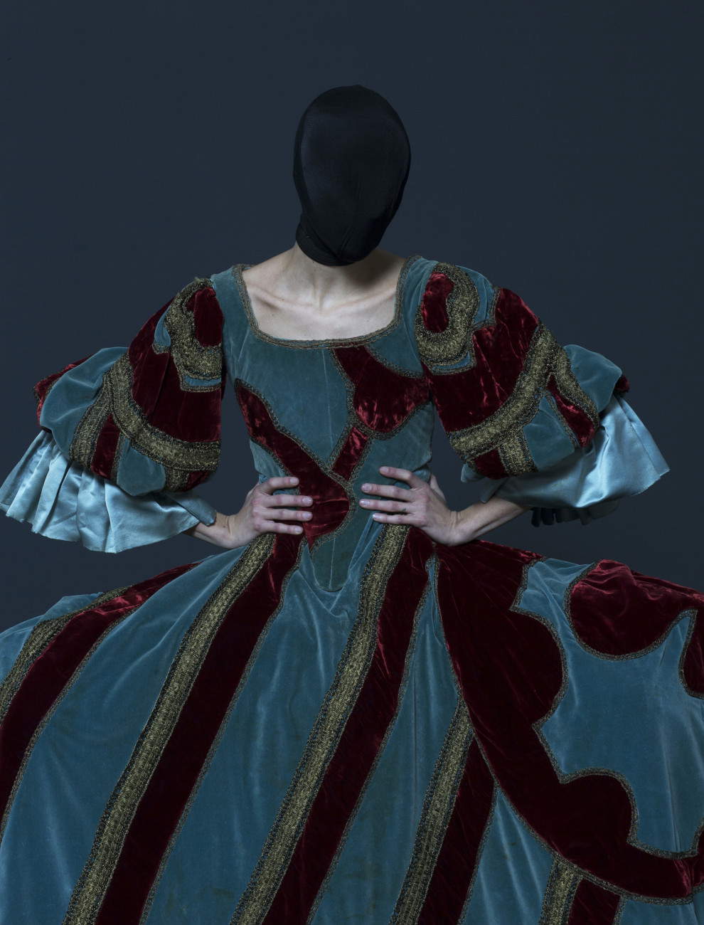Le Casanova de Federico Fellini - Danilo Donati. Costume féminin pour la scène du salon romain, composé d’une robe en velours de coton bleu ciel ornée de motifs géométriques en velours bordeaux et de passementerie dorée, d’un grand panier à baleines métalliques recouvertes de coton beige, et d’un jupon en coton beige