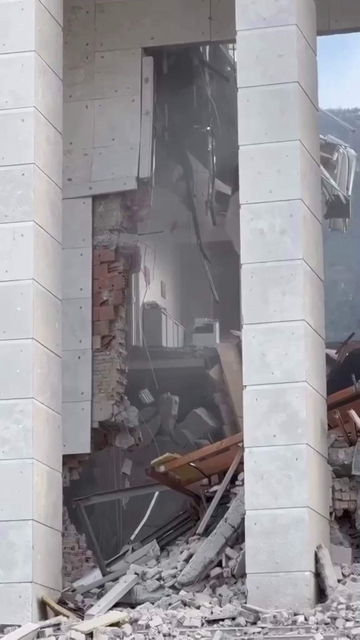 Il crollo della parte centrale del Palazzo di Giustizia di Bolzano. Foto: Profilo fb - Luca Zaia