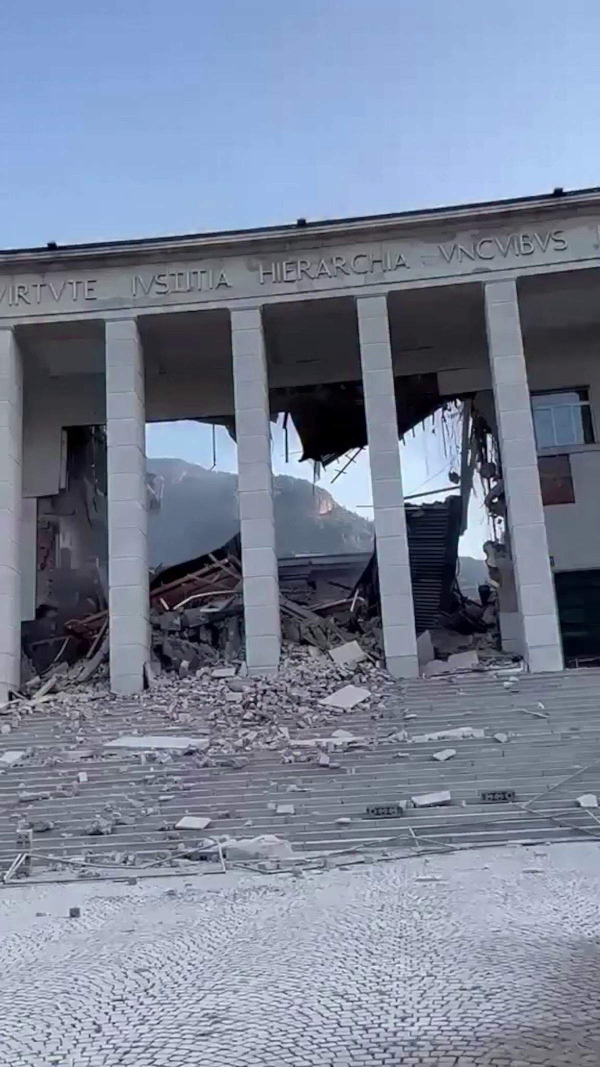 Il crollo della parte centrale del Palazzo di Giustizia di Bolzano. Foto: Profilo fb - Luca Zaia