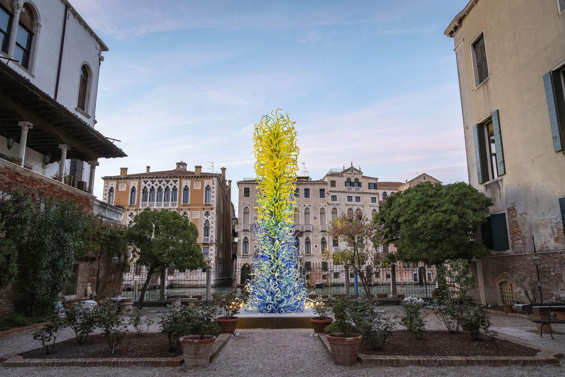Dale Chihuly, Blue and Green Tower (2025, aufgestellt 2026; 810 x 312 x 305 cm; Venedig, Palazzo Balbi Valier) &copy; 2025 Chihuly Studio. Alle Rechte vorbehalten. Foto: Nathaniel Willson