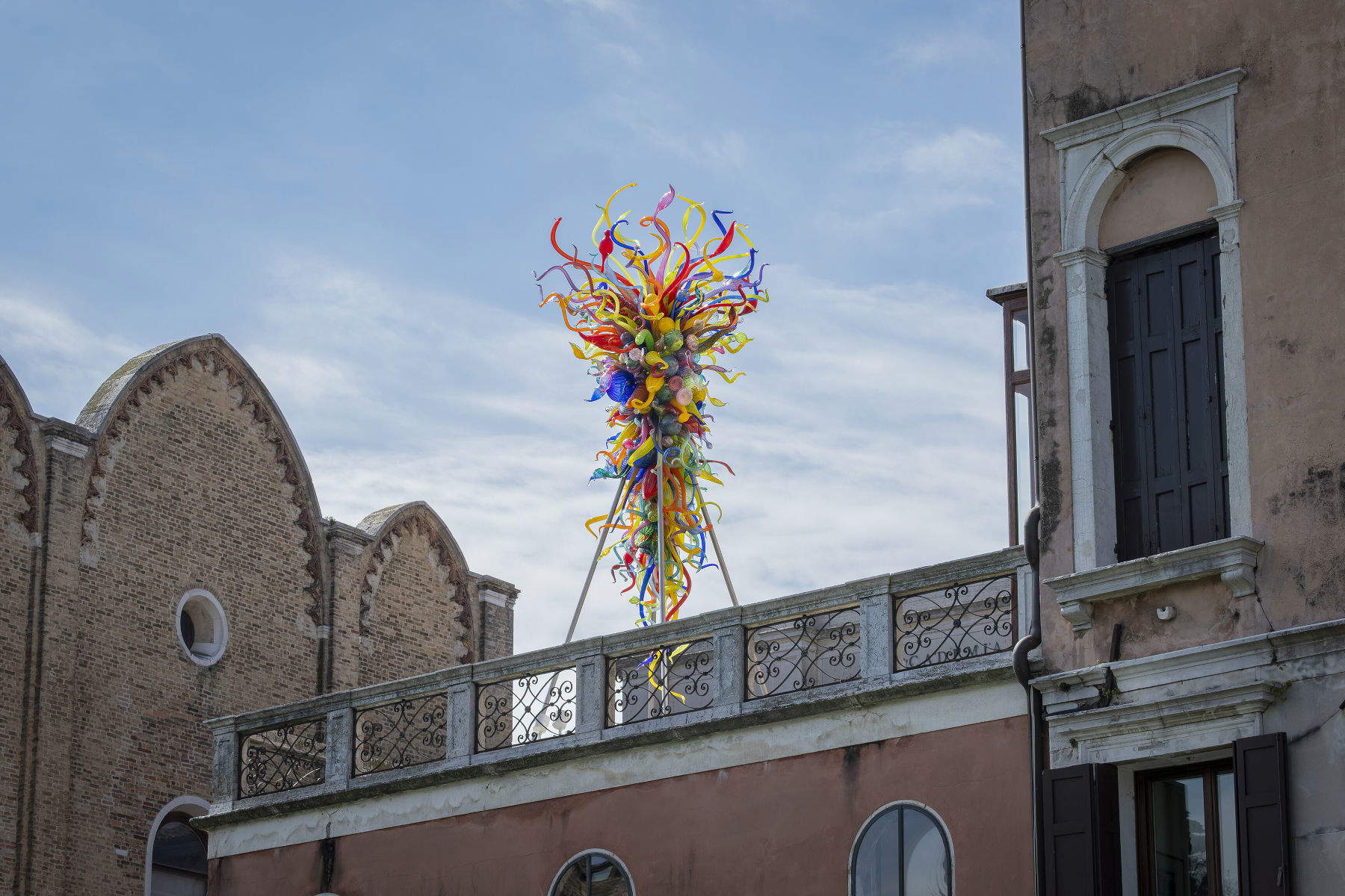 Dale Chihuly, End of the Day Chandelier (2025, aufgestellt 2026; 483 x 234 x 234 cm; Venedig, Palazzo Querini alla Carit&agrave;, Venedig) &copy; 2025 Chihuly Studio. Alle Rechte vorbehalten. Foto: Nathaniel Willson