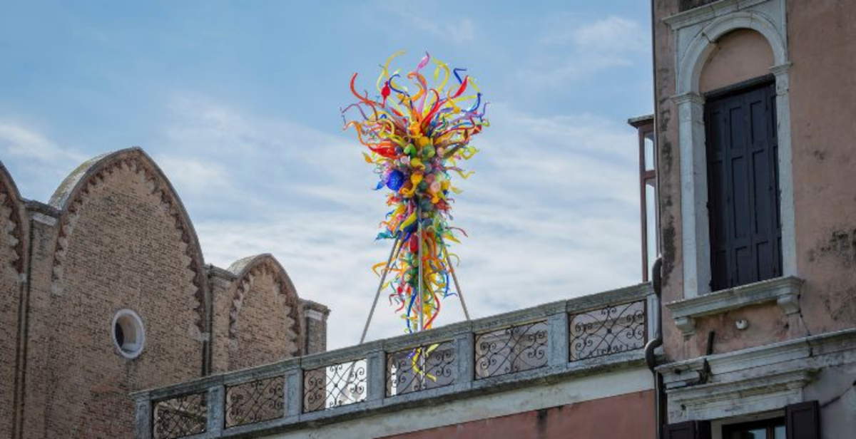 Chihuly kehrt nach Venedig zurück: drei monumentale Installationen auf dem Canal Grande im Jahr 2026