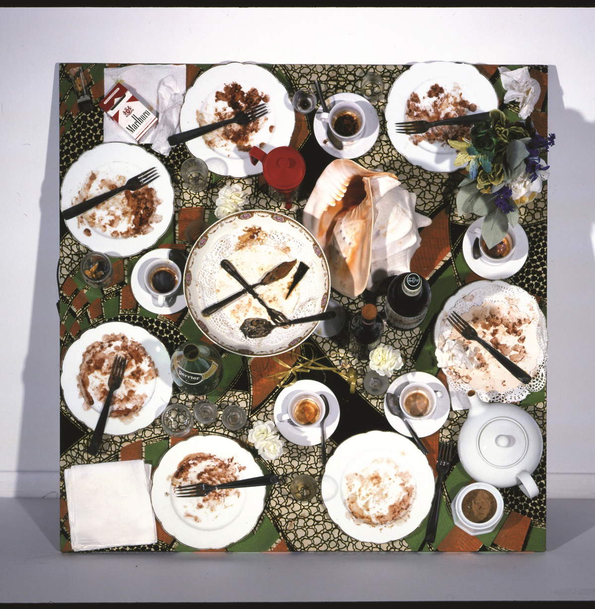 Daniel Spoerri, La gouter de la famille Andreae (1992; Assemblage auf Karton-Tableau-Pi&egrave;ge, 90x90x45 cm; Prato, Centro per l'arte contemporanea Luigi Pecci, Schenkung von Carlo Palli)
