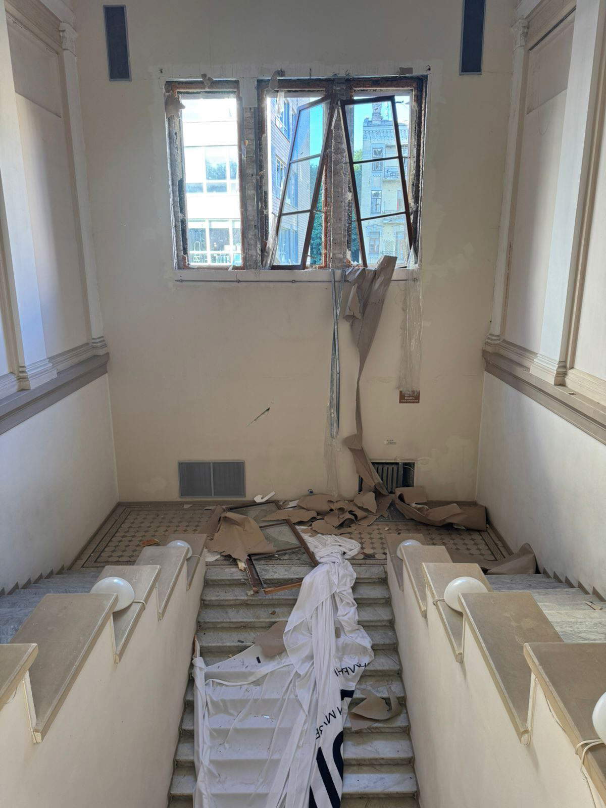 Dommages subis par le Musée national d'art de Kiev à la suite du bombardement russe. Photo : Ministère de la Culture de l'Ukraine
