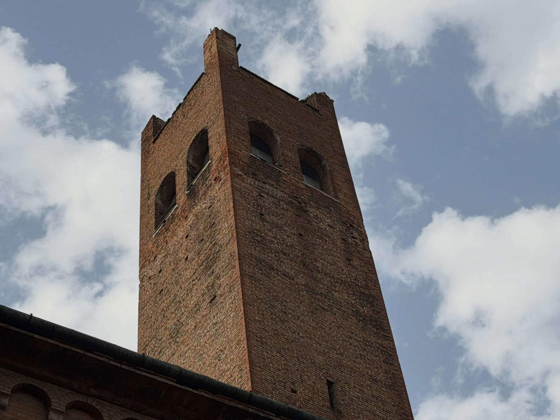 Schäden am Stadtturm von Cremona. Foto: Stadt Cremona