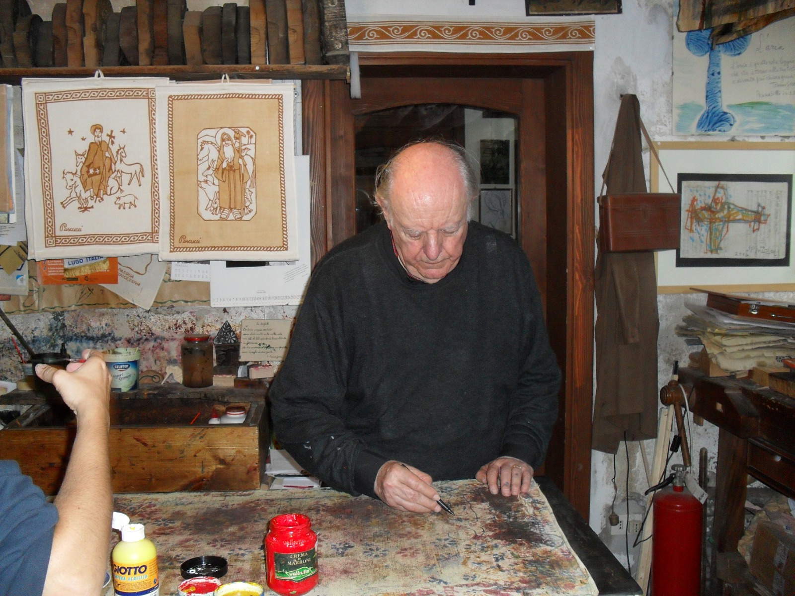 Dario Fo dipinge sulla tela sporca in Stamperia Pascucci