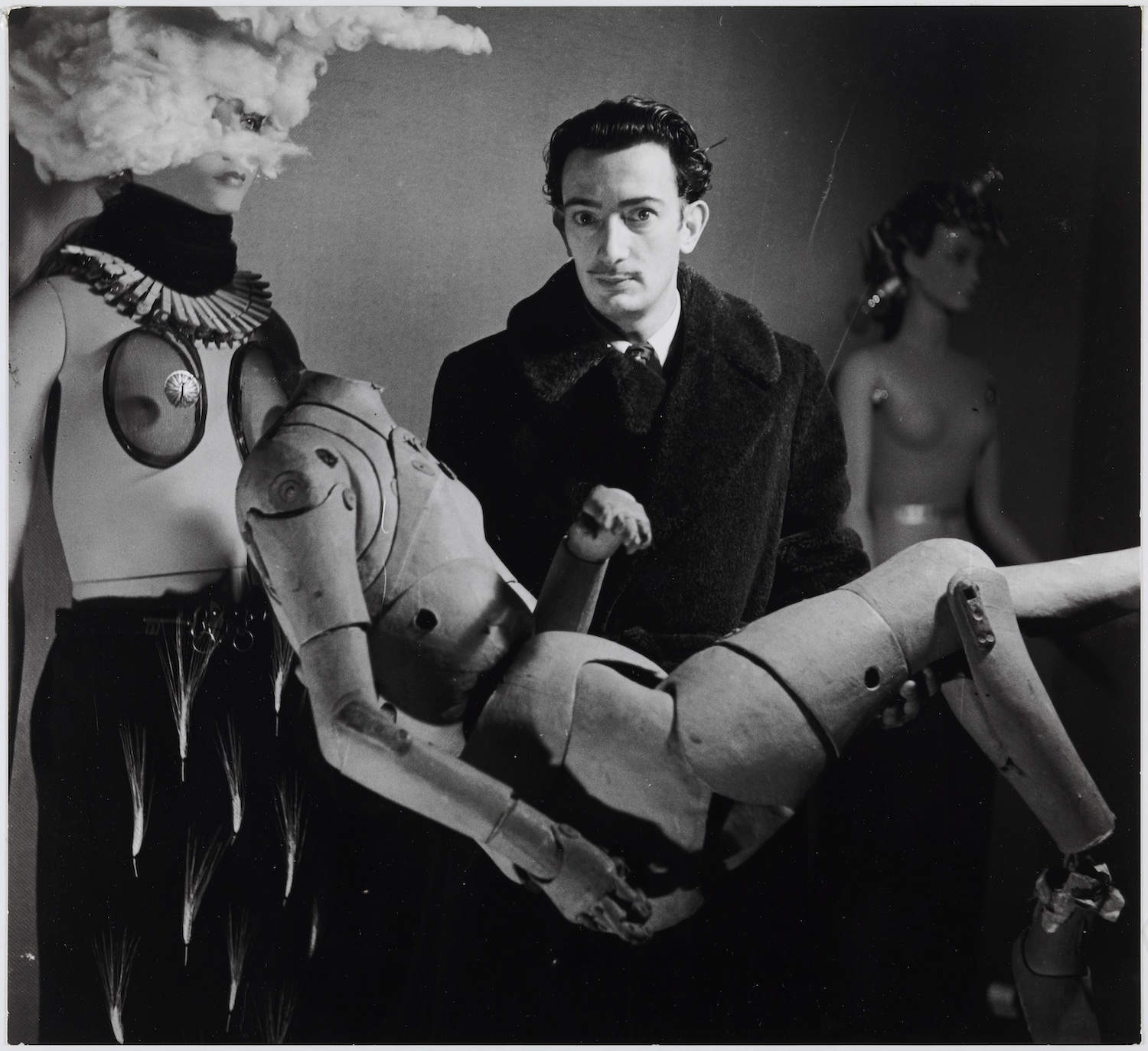Denise Bellon, Salvador Dal&iacute; con un manichino all&rsquo;Esposizione internazionale del Surrealismo a Parigi (1938; stampa vintage alla gelatina ai sali d&rsquo;argento, 23,8 &times; 26 cm; Fundaci&oacute; Gala-Salvador Dal&iacute;, Figueres) &copy; Denise Bellon / akg-images &copy; Salvador Dal&iacute;, Fundaci&oacute; Gala-Salvador Dal&iacute;, Figueres, 2026