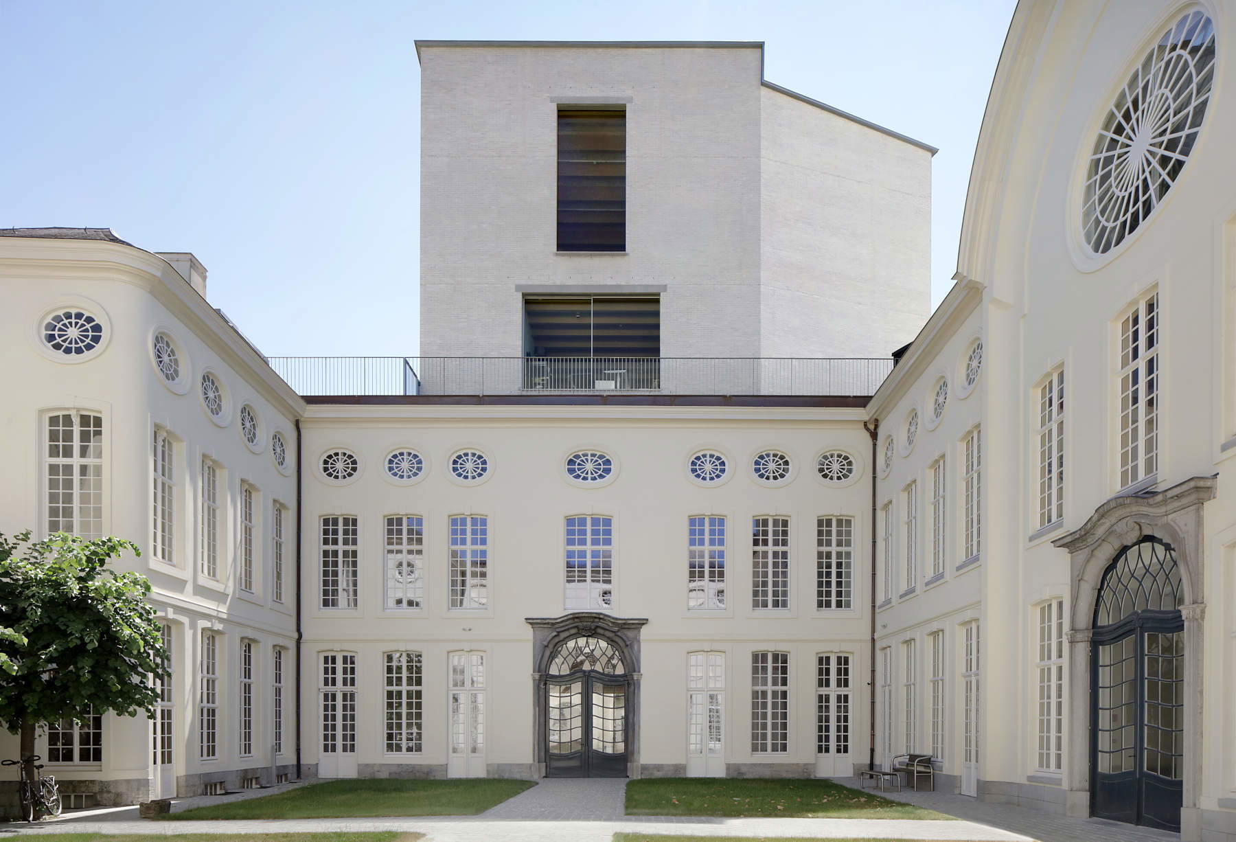 Design Museum Gent &mdash; Vista dal cortile interno. Foto &copy; Filip Dujardin per Design Museum Gent.