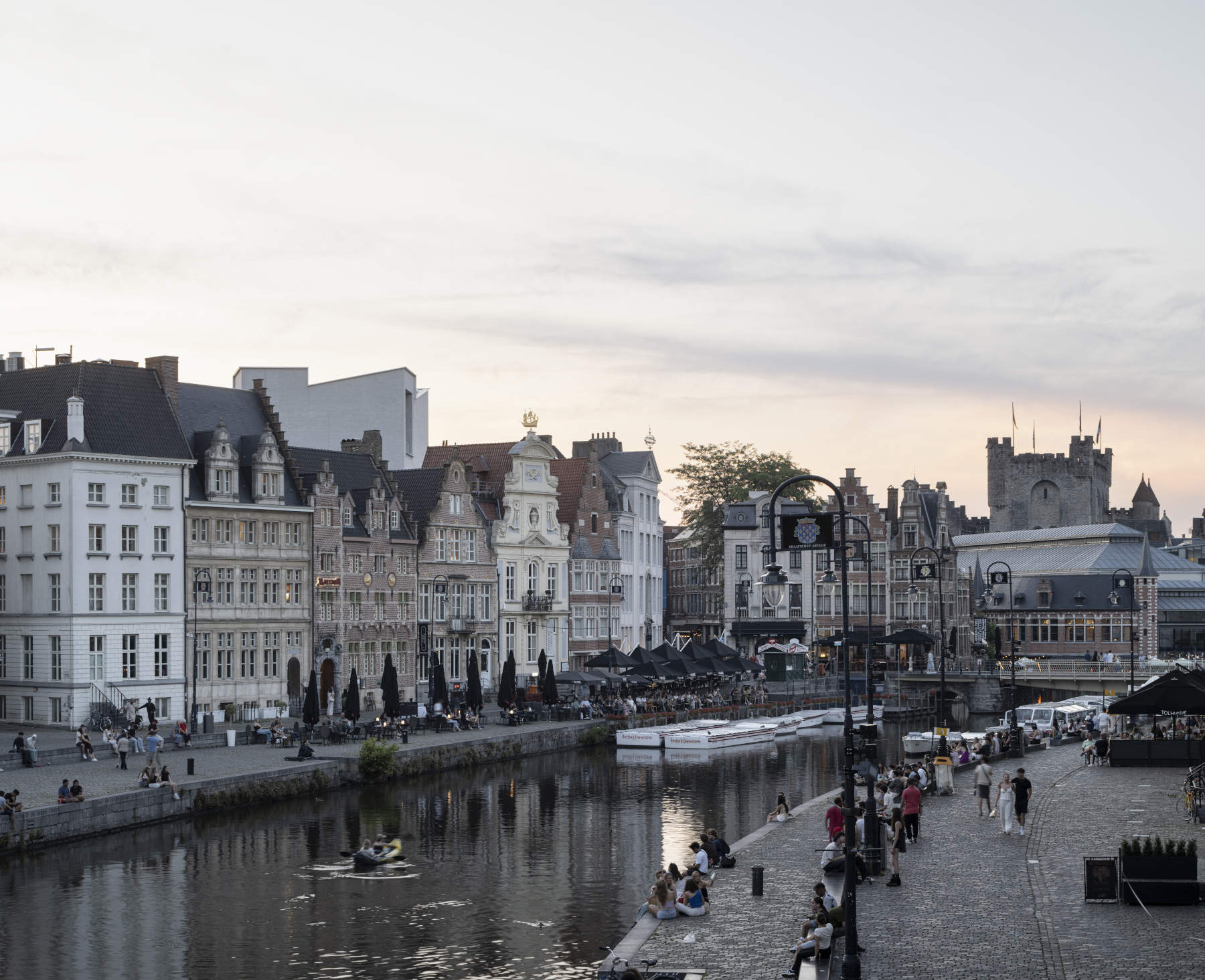 Design Museum Gent &mdash; Vista dalla Sint-Michielshelling. Foto &copy; Michiel De Cleene per Design Museum Gent.