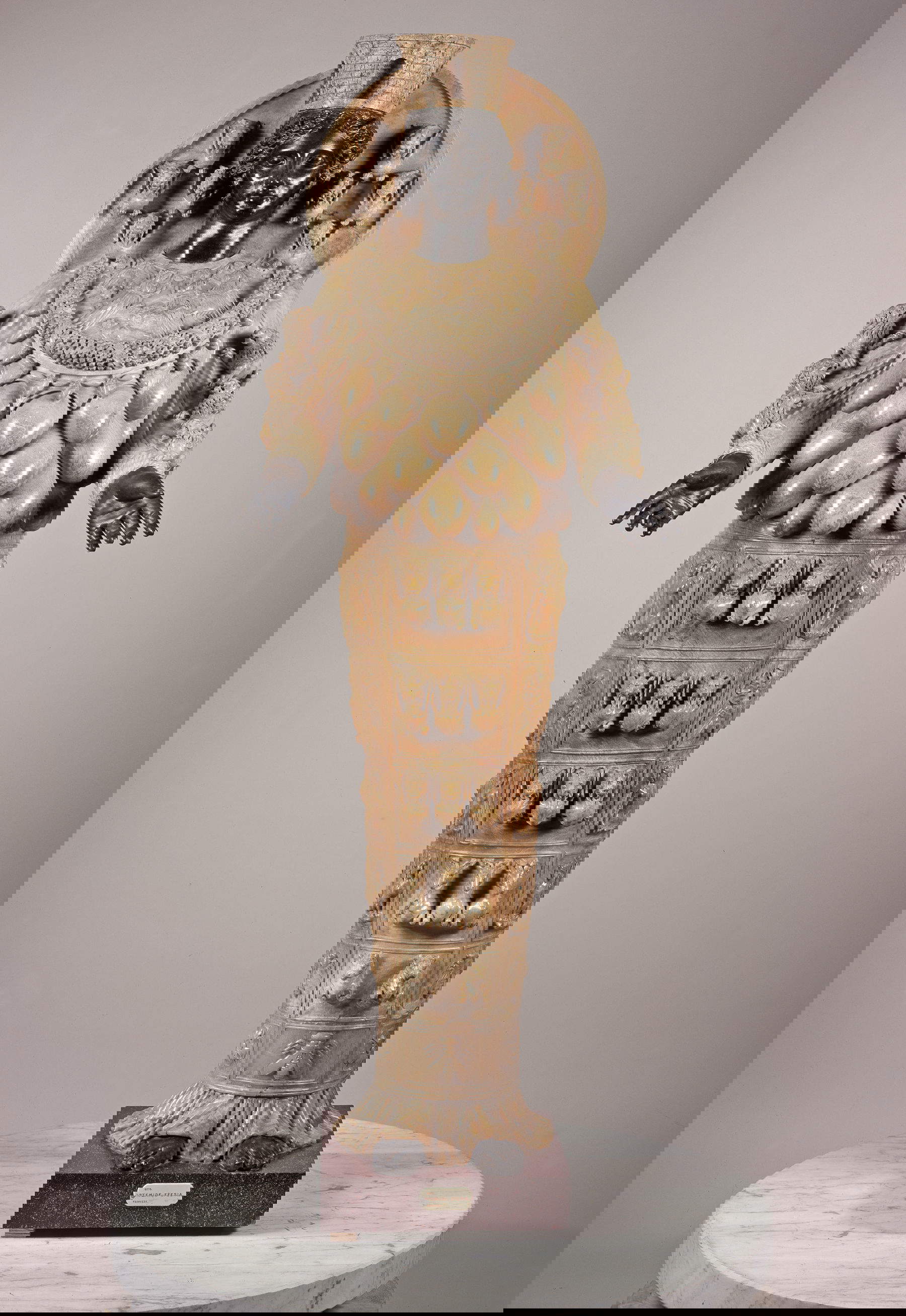 Diana Efesia (II secolo d.C.; alabastro e bronzo, 210x75x55 cm; Napoli, Museo Archeologico Nazionale) Crediti: su concessione del Ministero della Cultura &ndash; Museo Archeologico Nazionale di Napoli. Foto di Luigi Spina