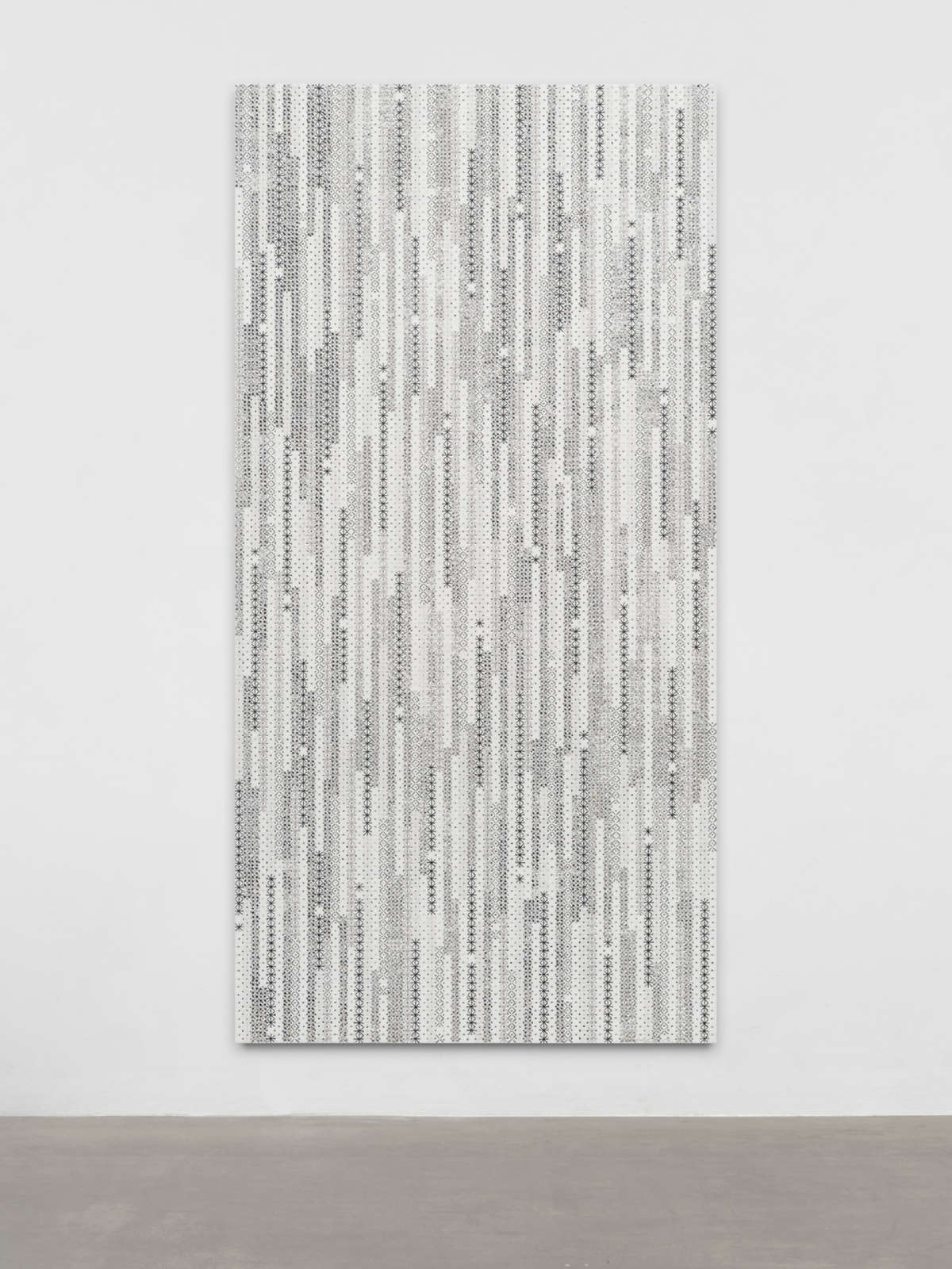 Ding Yi, Appearance of Crosses 2025-33 (2025; Acryl und Holzschnitt auf Lindenholzplatte, 240 x 120 cm) &copy; Ding Yi. Mit freundlicher Genehmigung der Lisson Gallery und der ShanghART Gallery