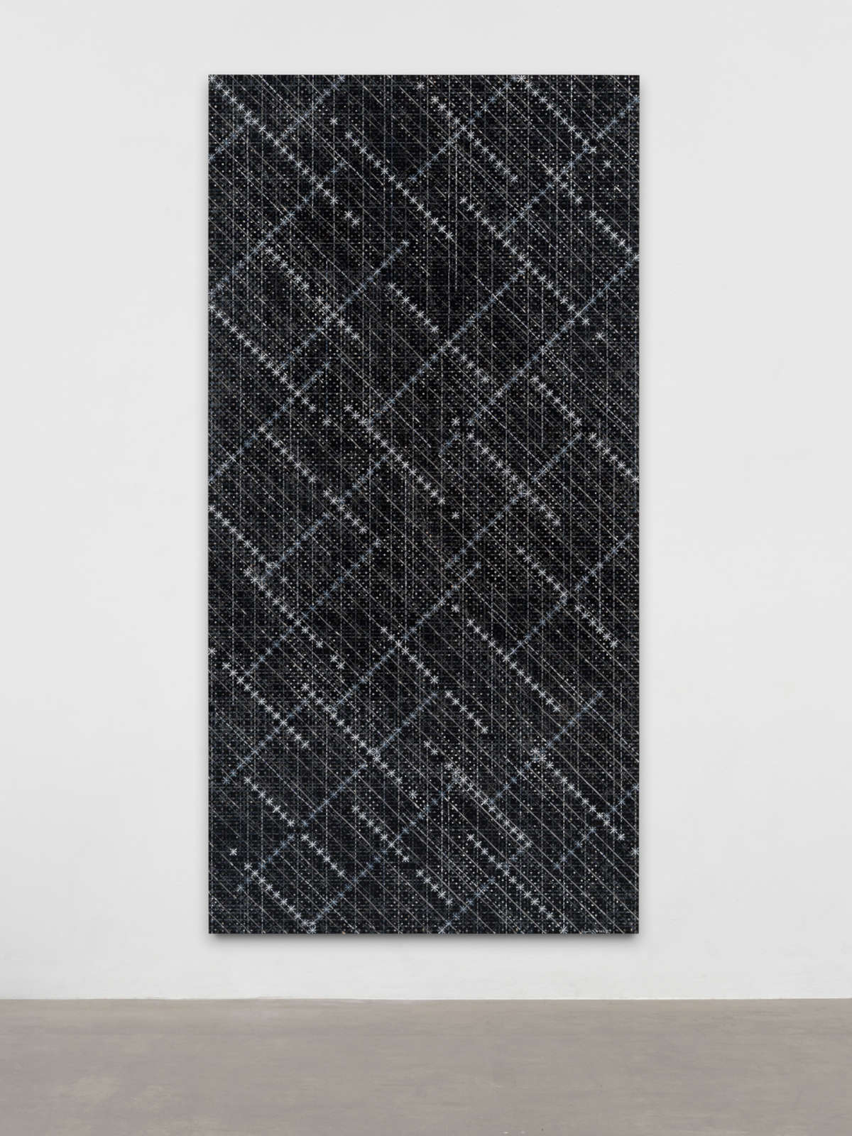 Ding Yi, Appearance of Crosses 2025-30 (2025; Acryl und Holzschnitt auf Lindenholzplatte, 240 x 120 cm) &copy; Ding Yi. Mit freundlicher Genehmigung der Lisson Gallery und der ShanghART Gallery