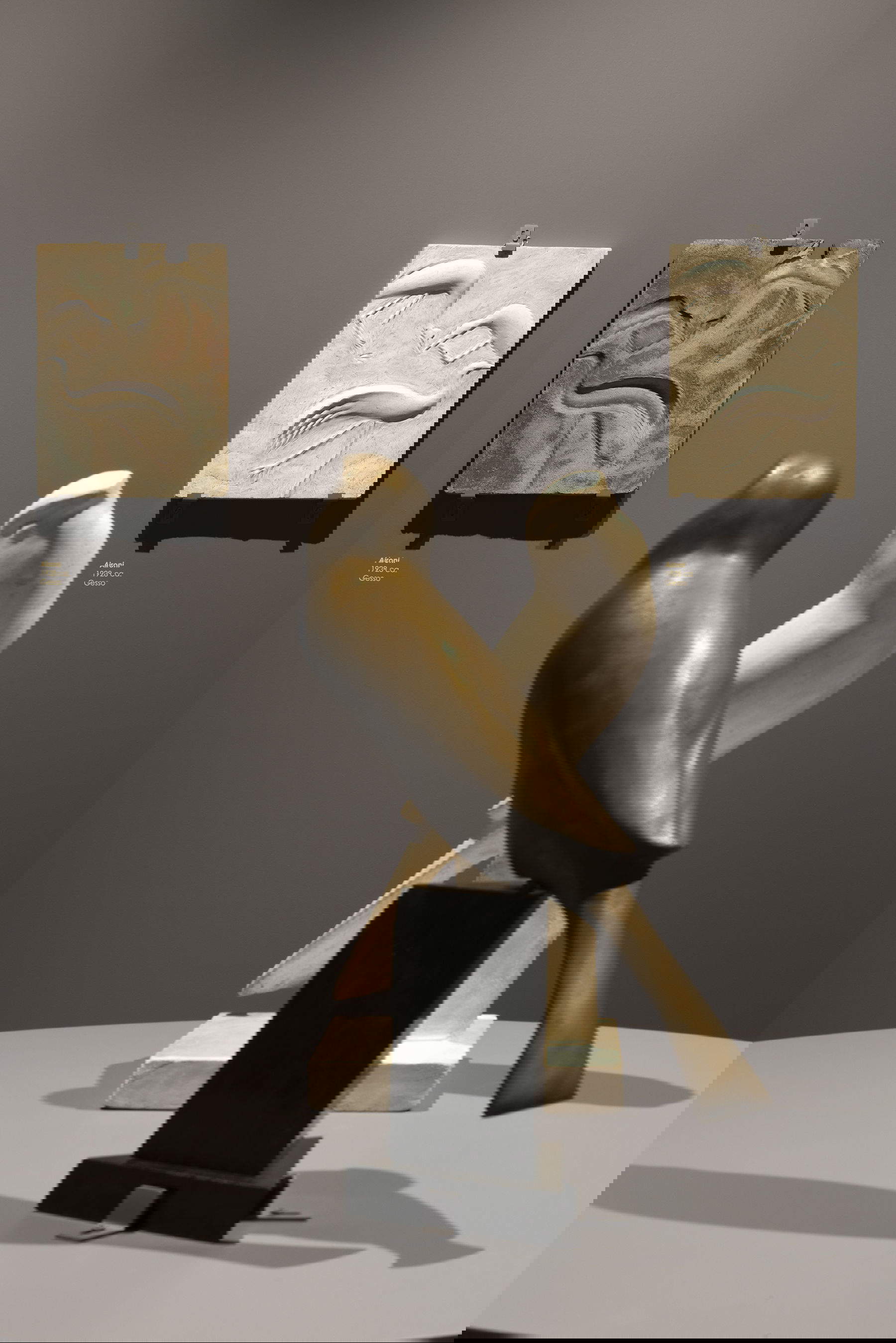 前景中的石膏和青铜双连画