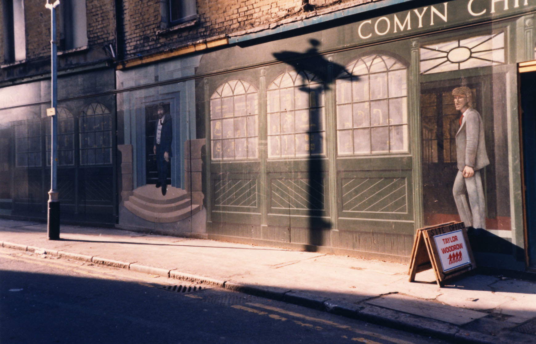 Dorothy Bohm, Shelton Street, Covent Garden, London, United Kingdom, the 1990s; &copy; Estate of Dorothy Bohm