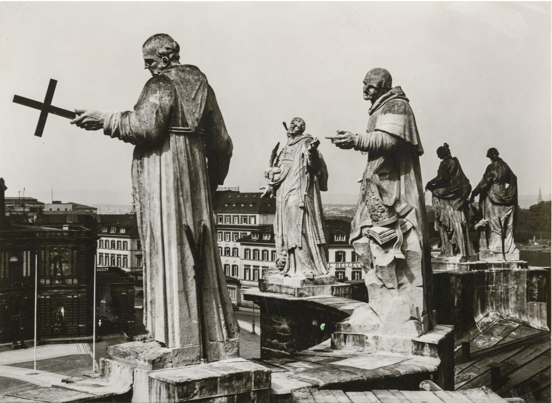 Dresde, vista desde el tejado de la catedral de la Santísima Trinidad hacia la Semperoper, con las estatuas de los santos de Lorenzo Mattielli; fotógrafo desconocido, hacia 1930. &copy; Landesamt f&uuml;r Denkmalpflege Sachsen, Colección de imágenes (Organismo regional para la conservación del patrimonio cultural de Sajonia)