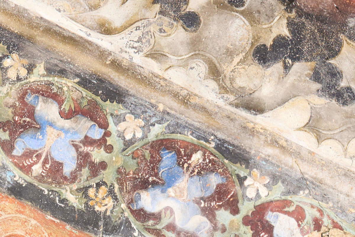 Frescoes 03 - Triumphal Arch: detail of the floral frame and grisaille medallions