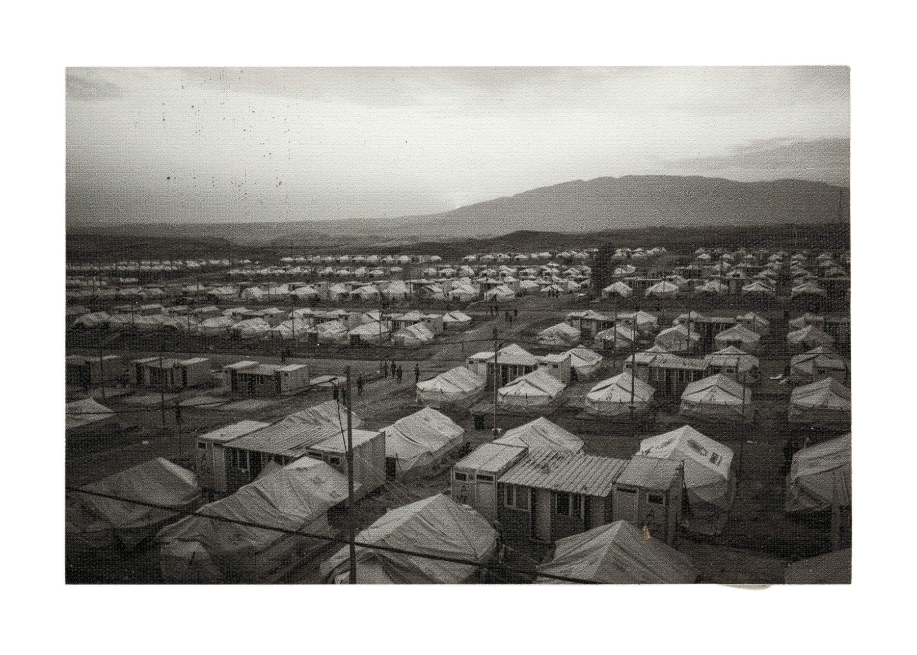 Ebrahim Alipoor, Where Is the Home? / Wo ist das Zuhause? (2019; digitale Fotografie auf Leinwand gedruckt, 10x15 cm)