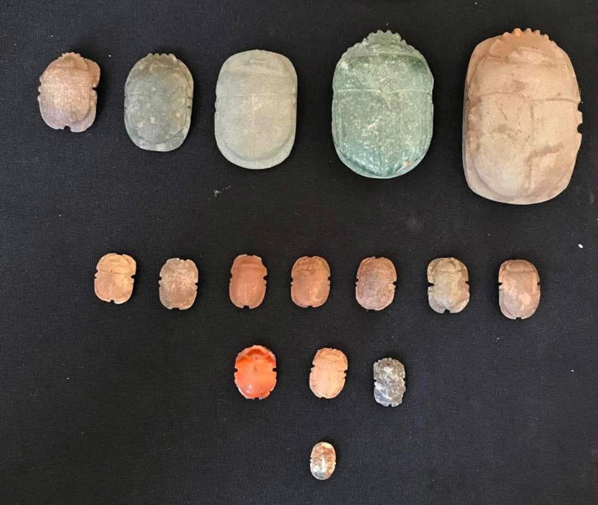 Amulette in Form von Skarabäen. Foto: Ägyptisches Ministerium für Altertümer und Tourismus