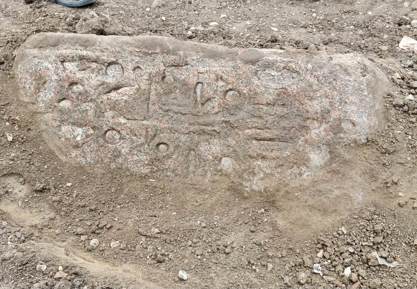 Un bloque de granito rosa con inscripciones jeroglíficas. Foto: Ministerio de Turismo y Antigüedades de Egipto