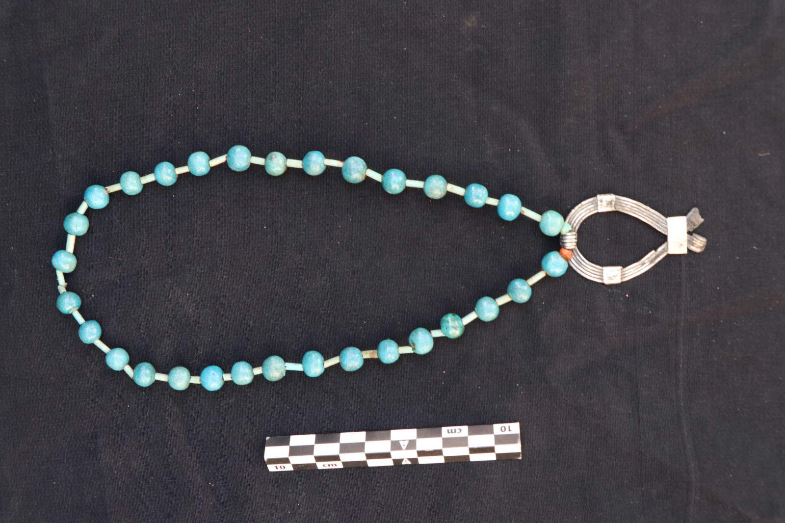 Collier de perles colorées. Photo : Ministère du tourisme et des antiquités