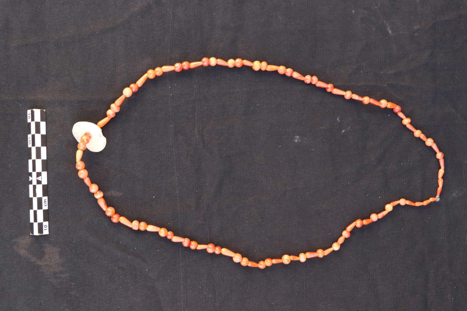 Collier de perles colorées. Photo : Ministère du tourisme et des antiquités