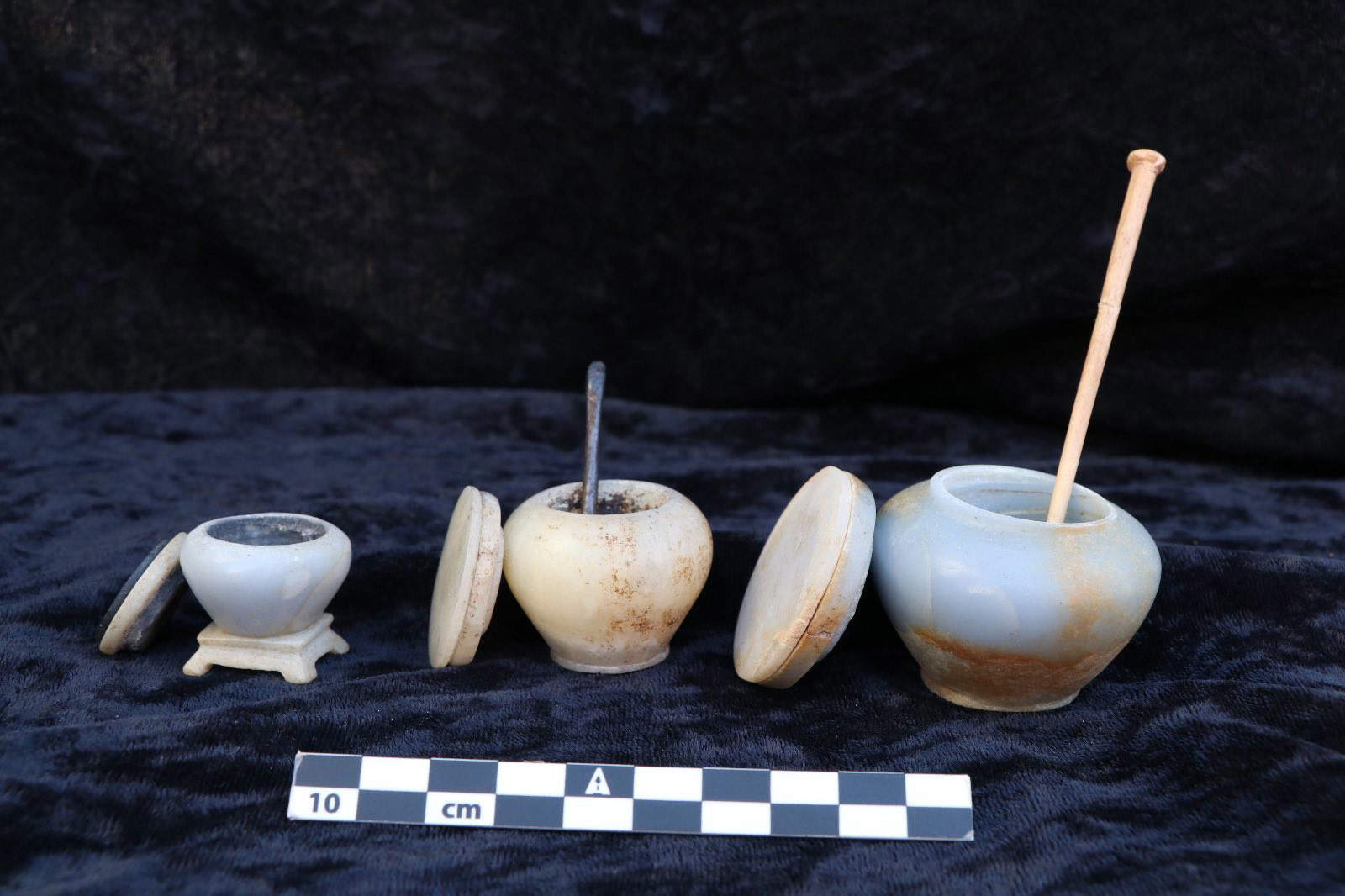 Récipients en albâtre pour le khôl. Photo : Ministère du tourisme et des antiquités