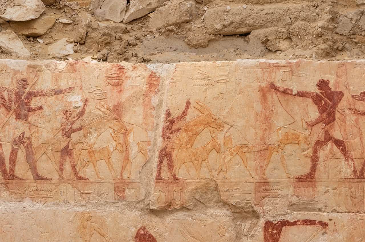 Die Wände der Yunmen-Kapelle mit ihren farbigen Reliefs. Foto: Ägyptisches Ministerium für Tourismus und Altertümer