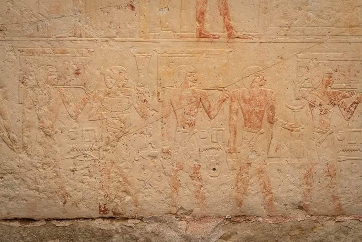 Die Wände einer der beiden Kapellen mit den farbigen Reliefs. Foto: Ägyptisches Ministerium für Tourismus und Altertümer